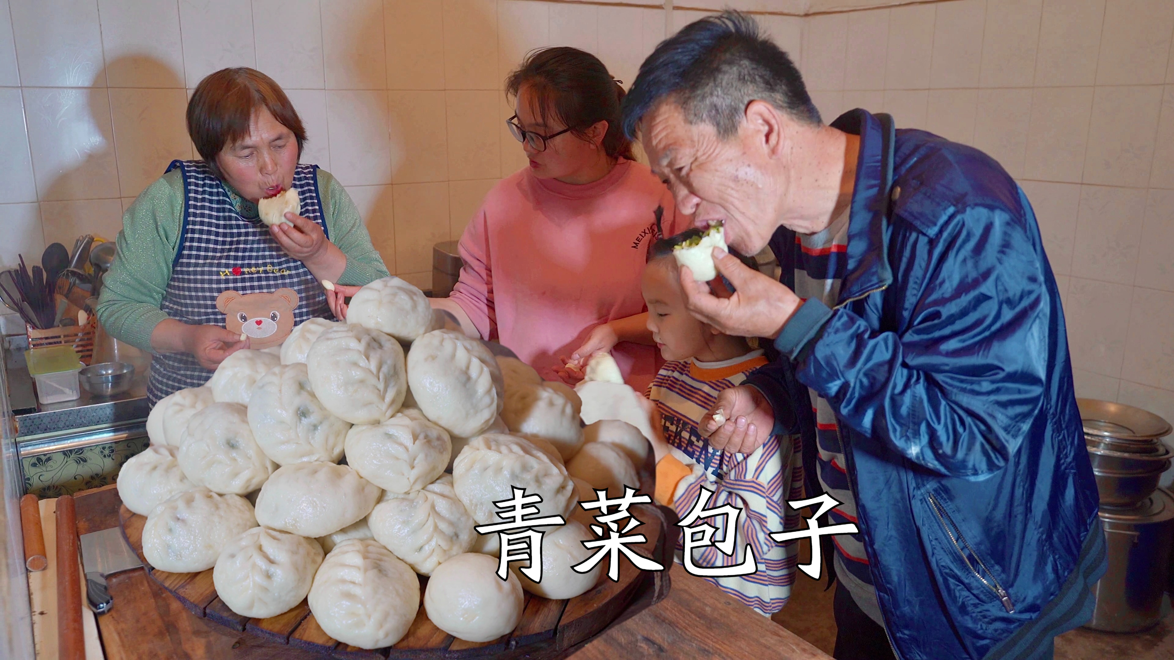 门口挖一些青菜,蒸一锅香菇青菜包子,吃起来美得很!