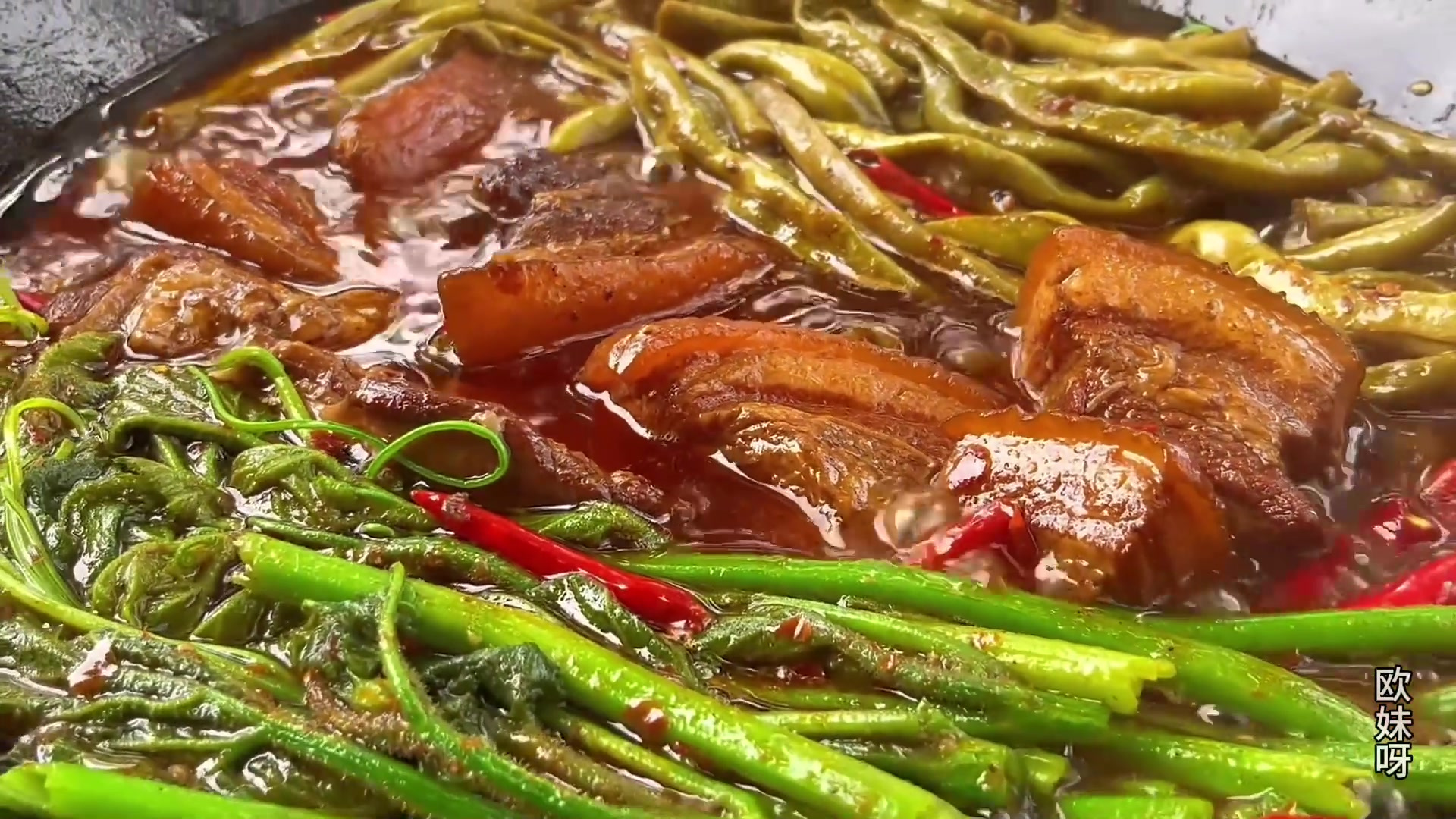 欧妹嘴又馋了,直接做一大锅红烧肉,加上各种配菜吃到饱