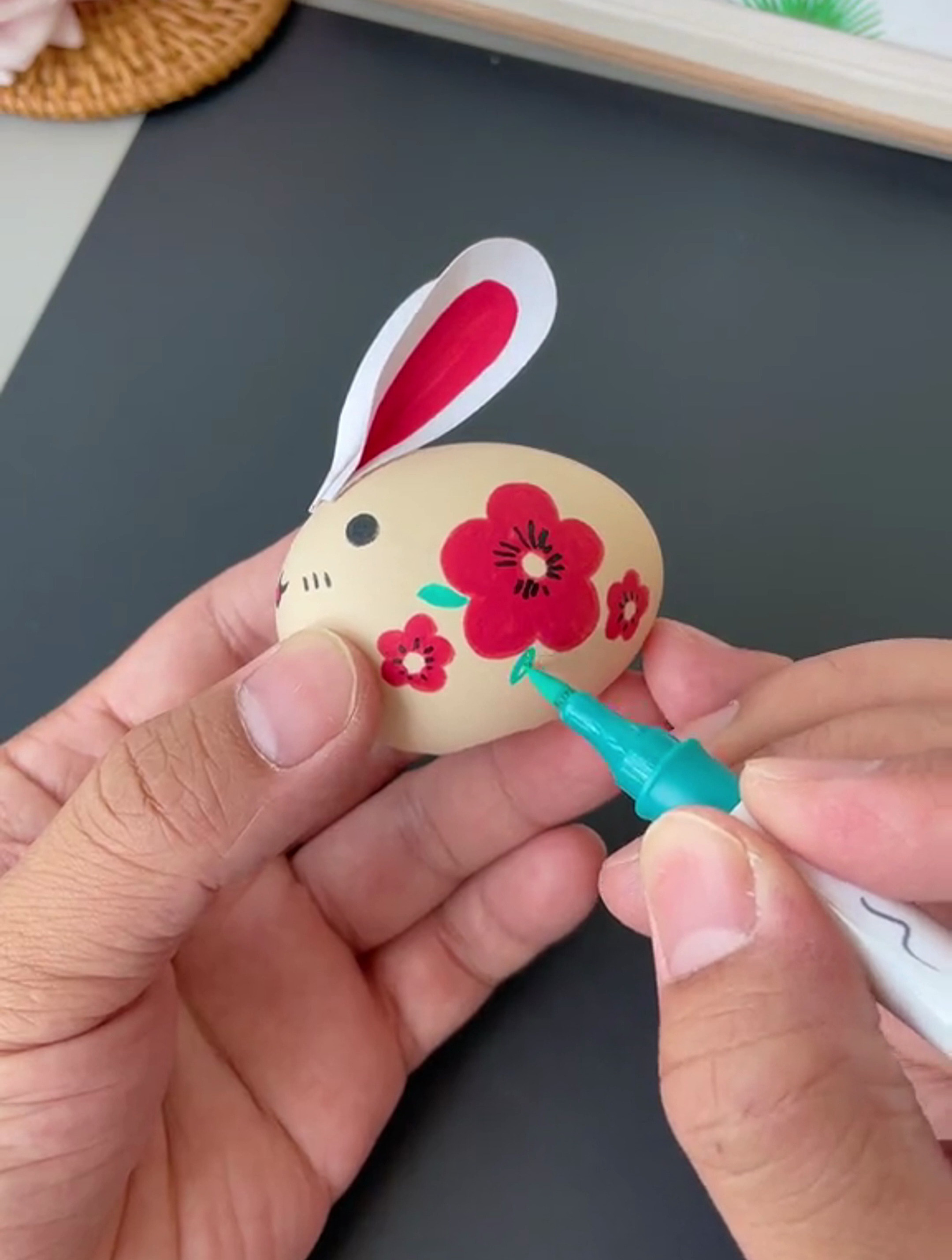 带孩子一起学做这个蛋壳做的兔子灯吧!