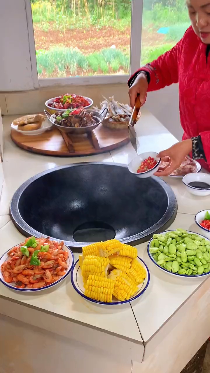 这就是农村媳妇做饭的样子,厨房看到一幕,别提多幸福了!