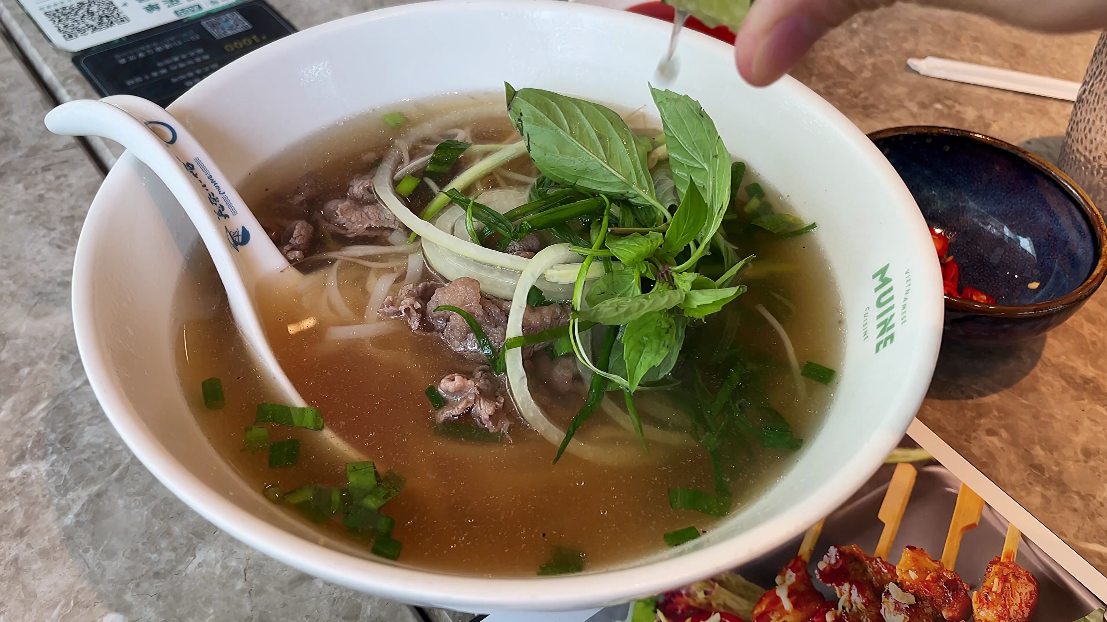 结婚7周年的纪念日,越南老婆想给老公个惊喜,没想到被发现了!