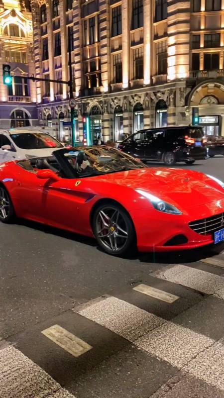 偶遇上海富婆小姐姐坐法拉利来外滩兜风拍照