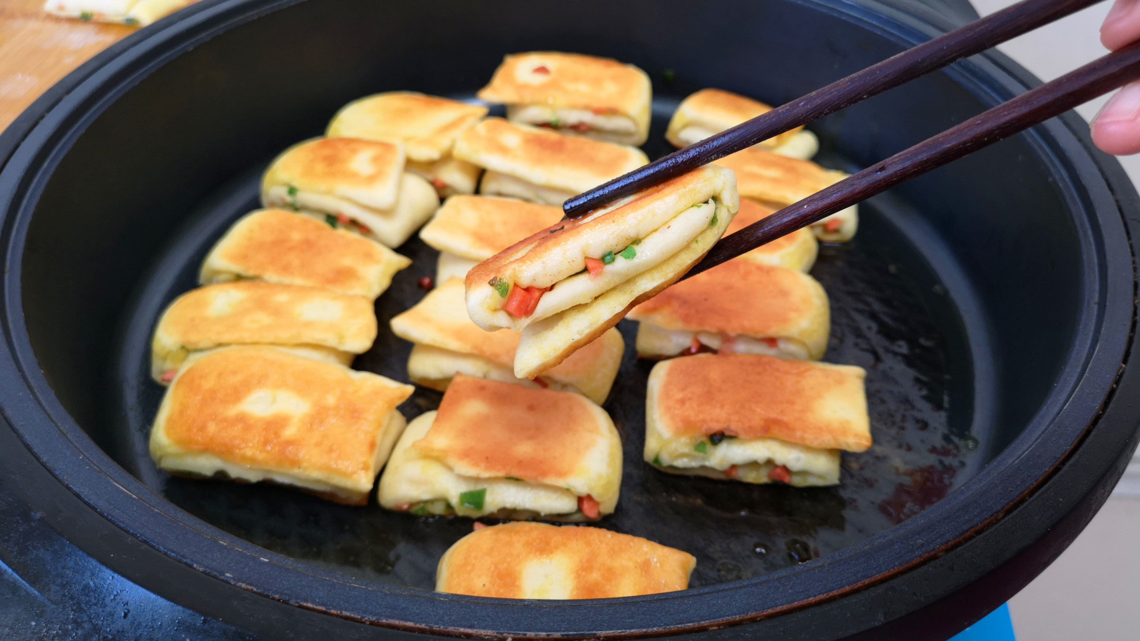 家里有面粉就能做的火腿发面饼,蓬松暄软,做法简单又好吃