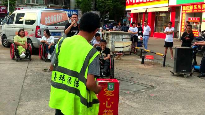 [图]正能量！菜场附近一群艺人卖唱 从小学生到环卫工都自发捐款