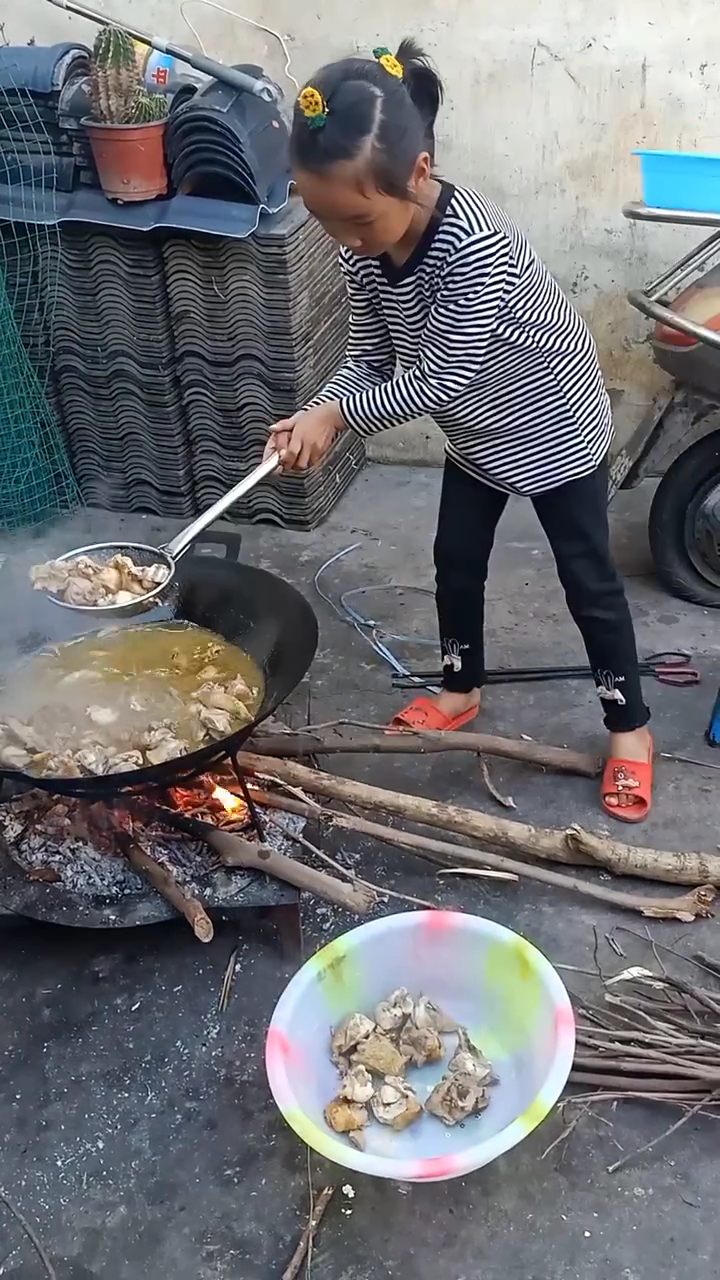 这就是农村孩子的饭菜,眼前的这幕,网友:穷人孩子早当家-度小视