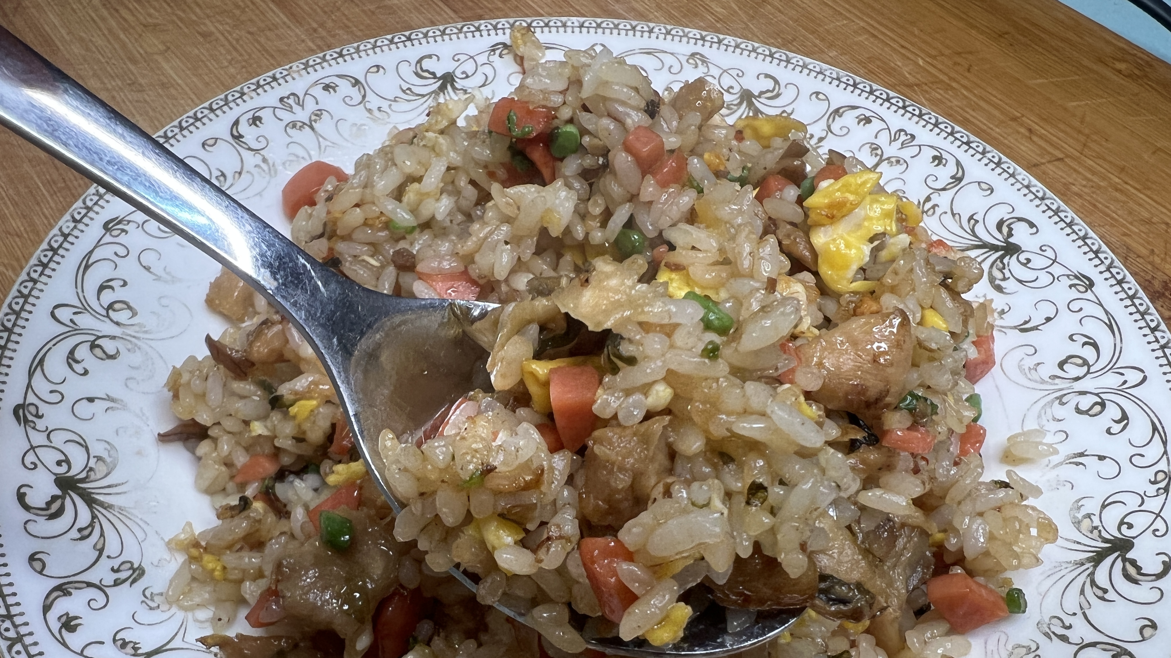 一个鸡蛋,一碗剩米饭,半包外婆菜,简单炒一炒,咸香可口,好吃