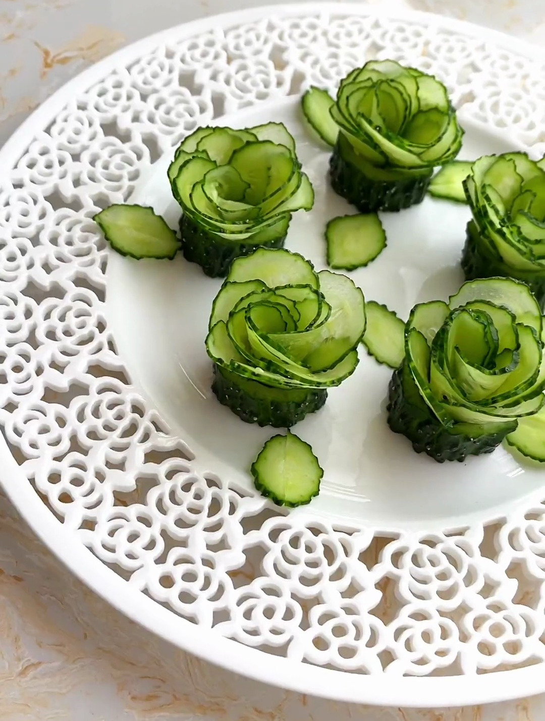 如何把一根黄瓜做成很高级的样子,偷偷学会这摆盘,惊艳所有人-度小视