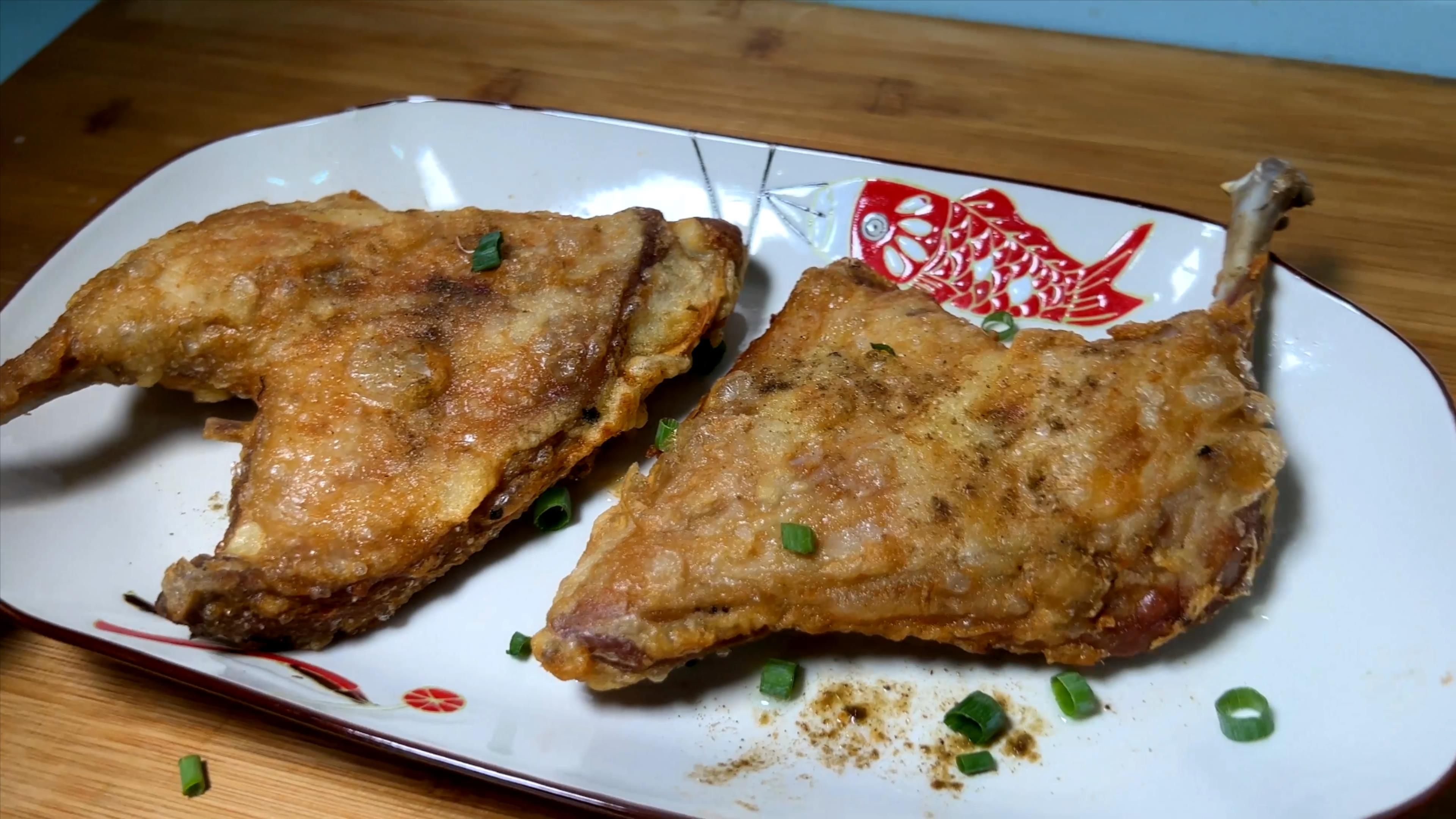 鸭边腿可以这样做，外皮金黄焦香，鸭肉咸香入味，越嚼越香，好吃