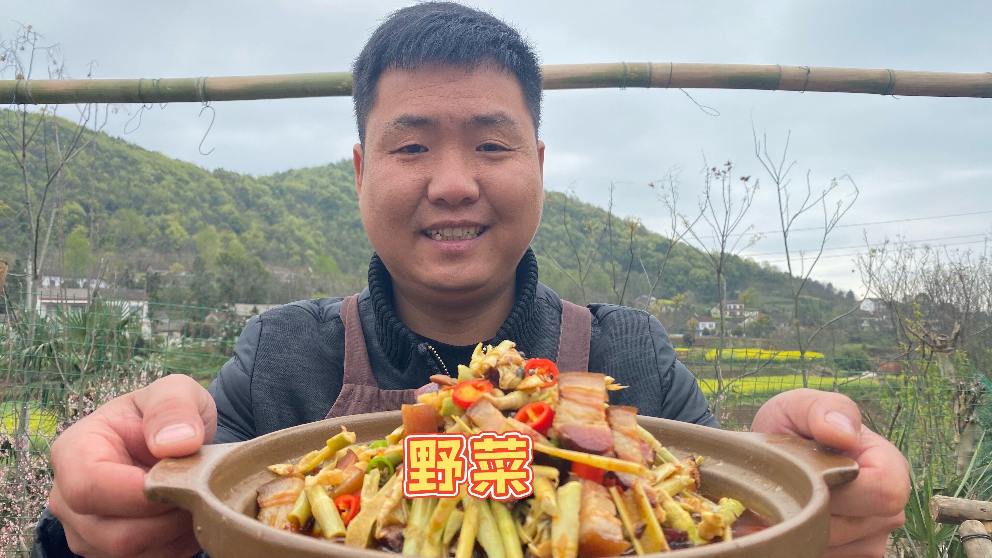 芦苇嫩的时候还可以这样吃,扯回家炖腊肉才叫一个香