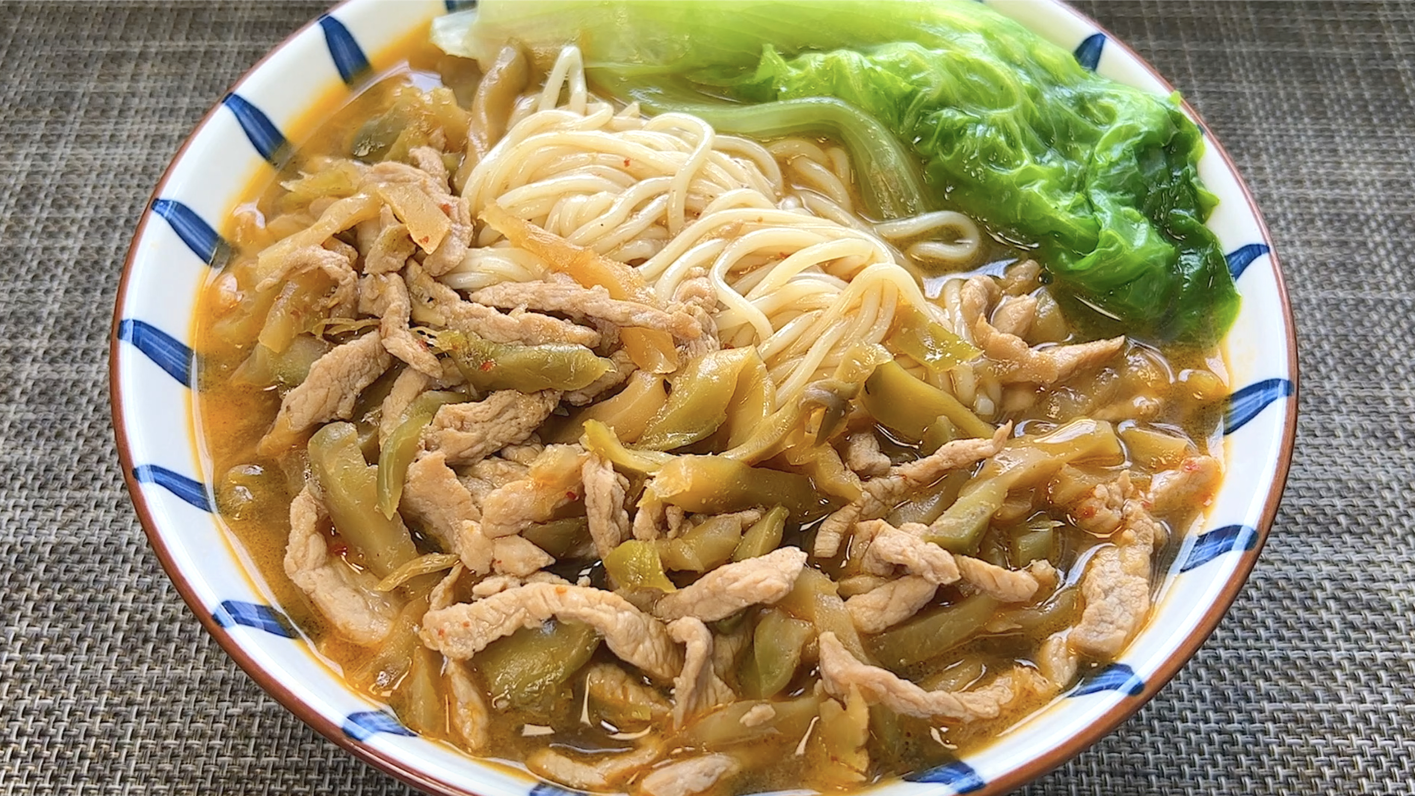 鲜香微辣的榨菜肉丝面,开胃过瘾,热气腾腾,一碗下肚舒服得很