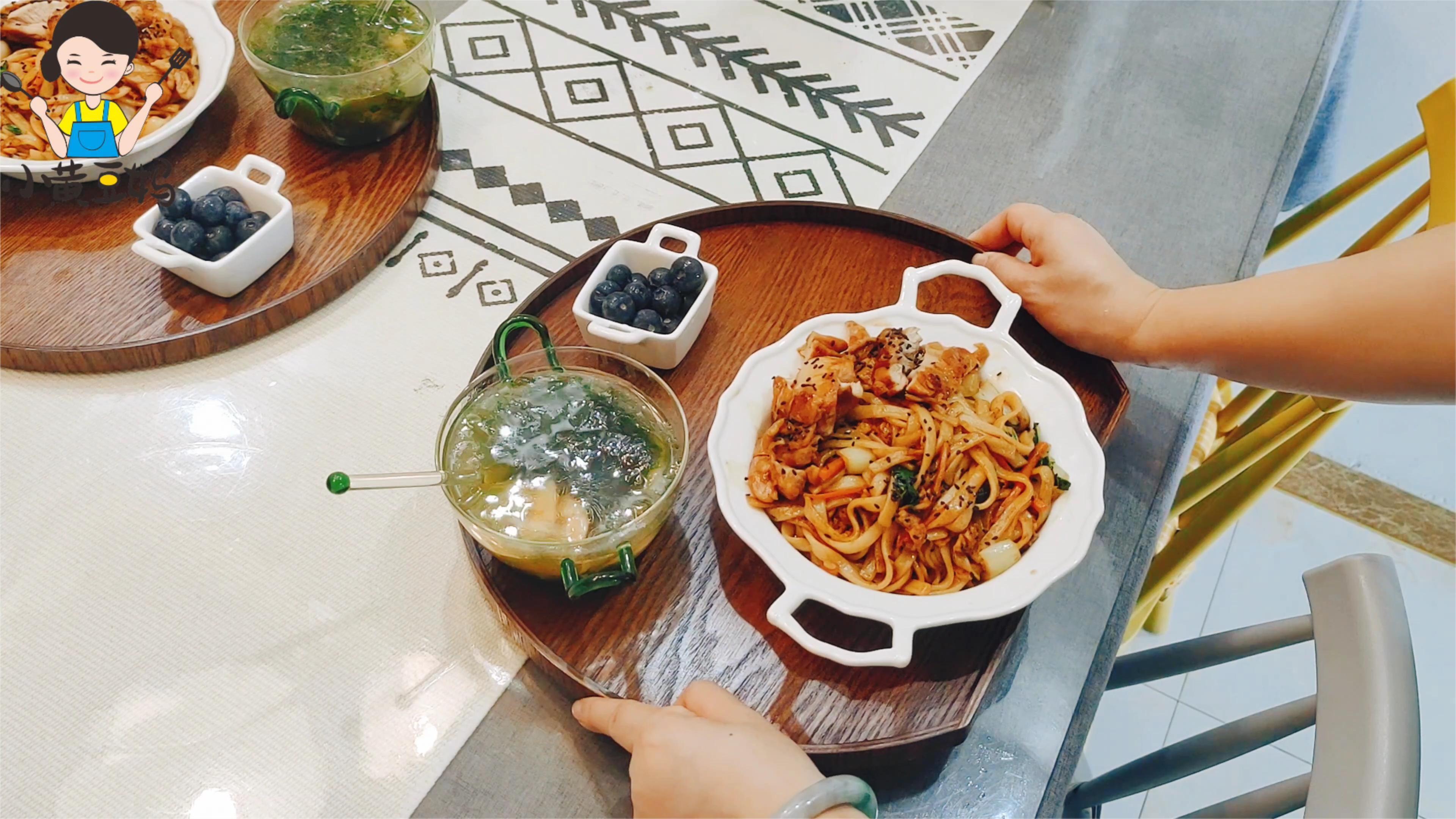 5:30早起给孩子做早餐,照烧鸡腿炒河粉配虾仁裙带菜汤,绝了!