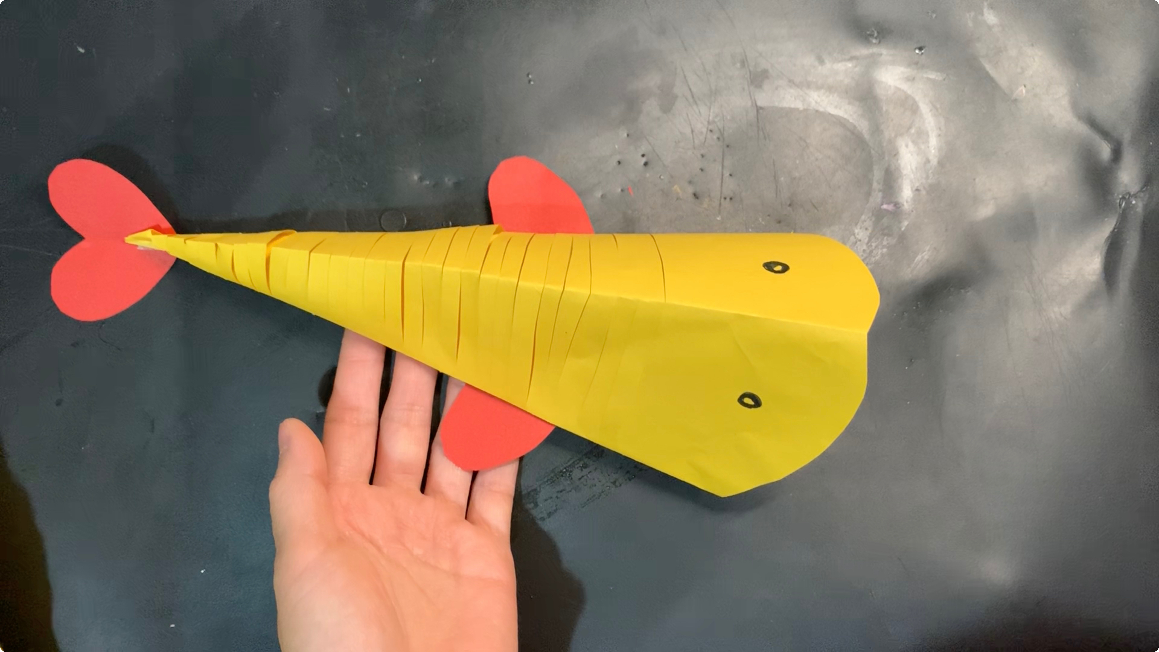 教你做个尾巴会动的折纸鱼,做法很简单,和孩子一起来动手吧