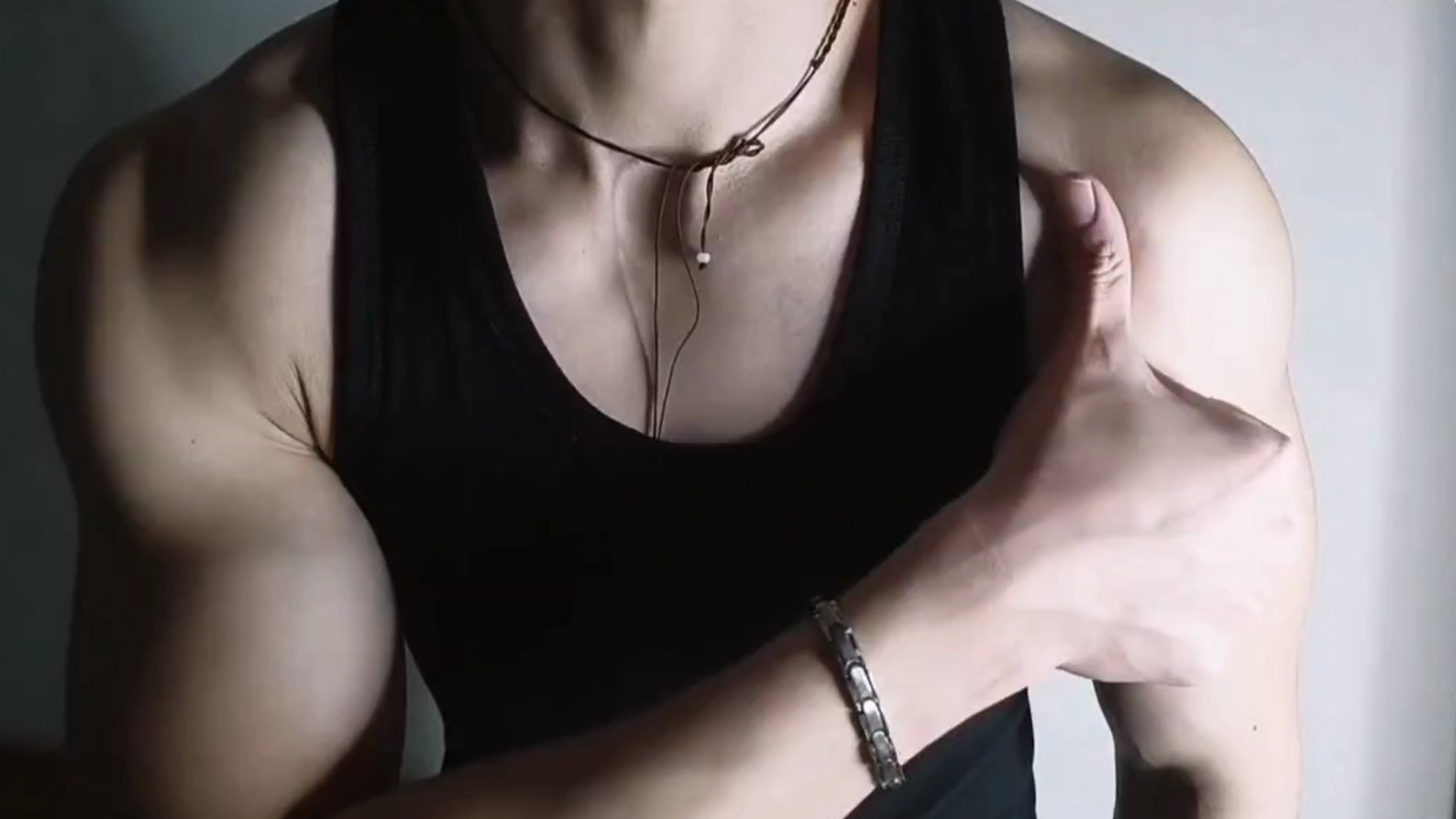 穿背心的肌肉男,好想抱一抱他,安全感十足