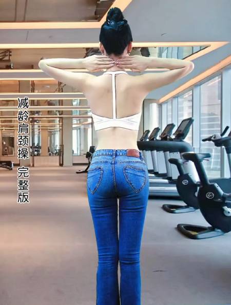 肩宽背厚很显老,这组肩颈操每天十分钟,瘦肩膀瘦背部-度小视