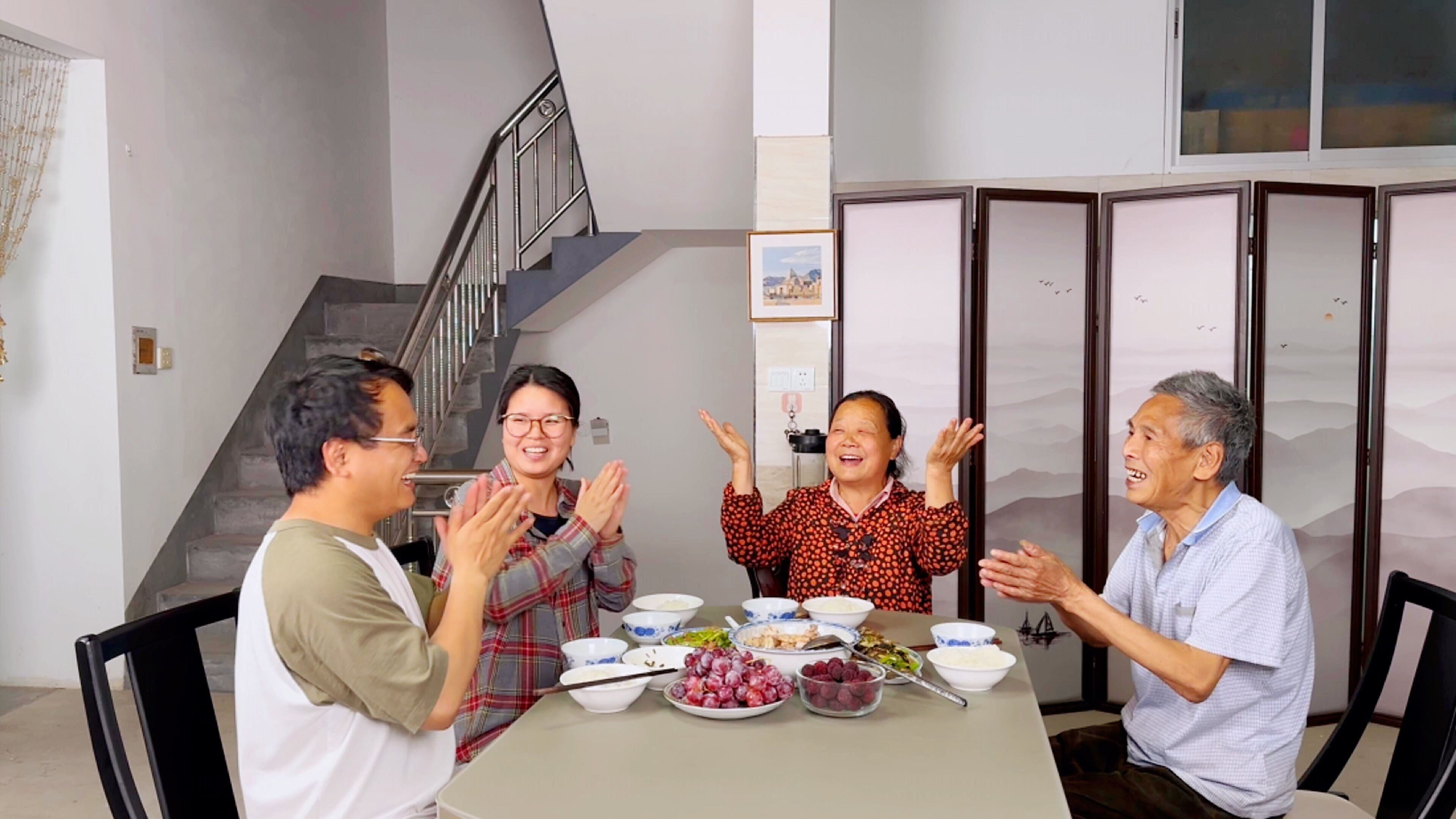 老公过生日，农村婆婆做了一桌拿手菜，一家人有说有笑真热闹