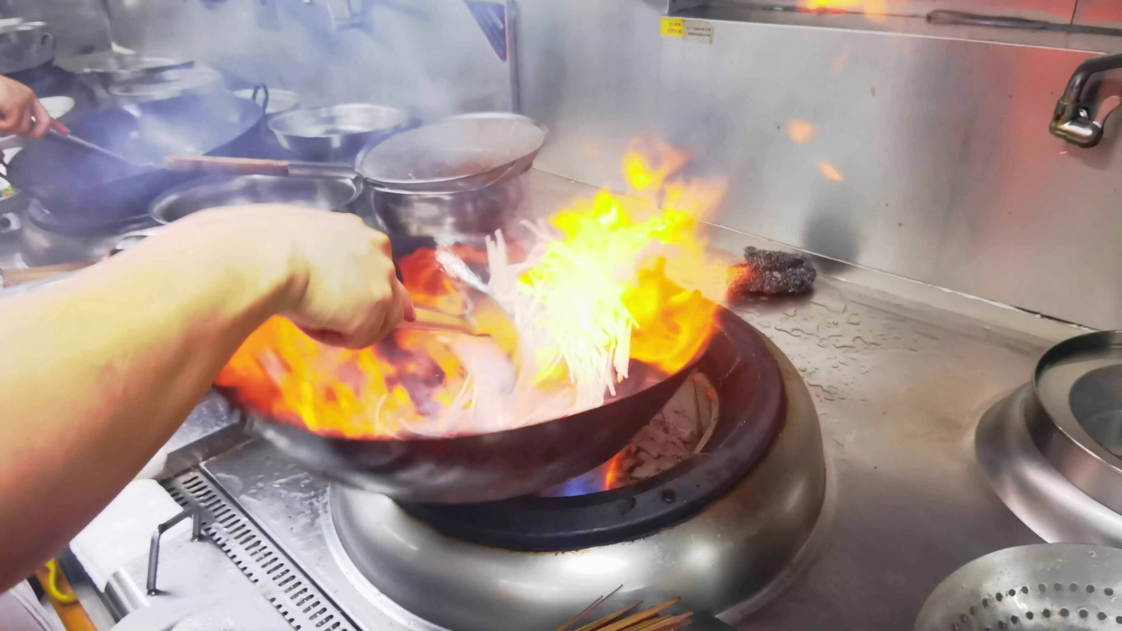 桂花津丝炒鱼翅,看五星级粤菜师傅如何操作,干净利落,收藏