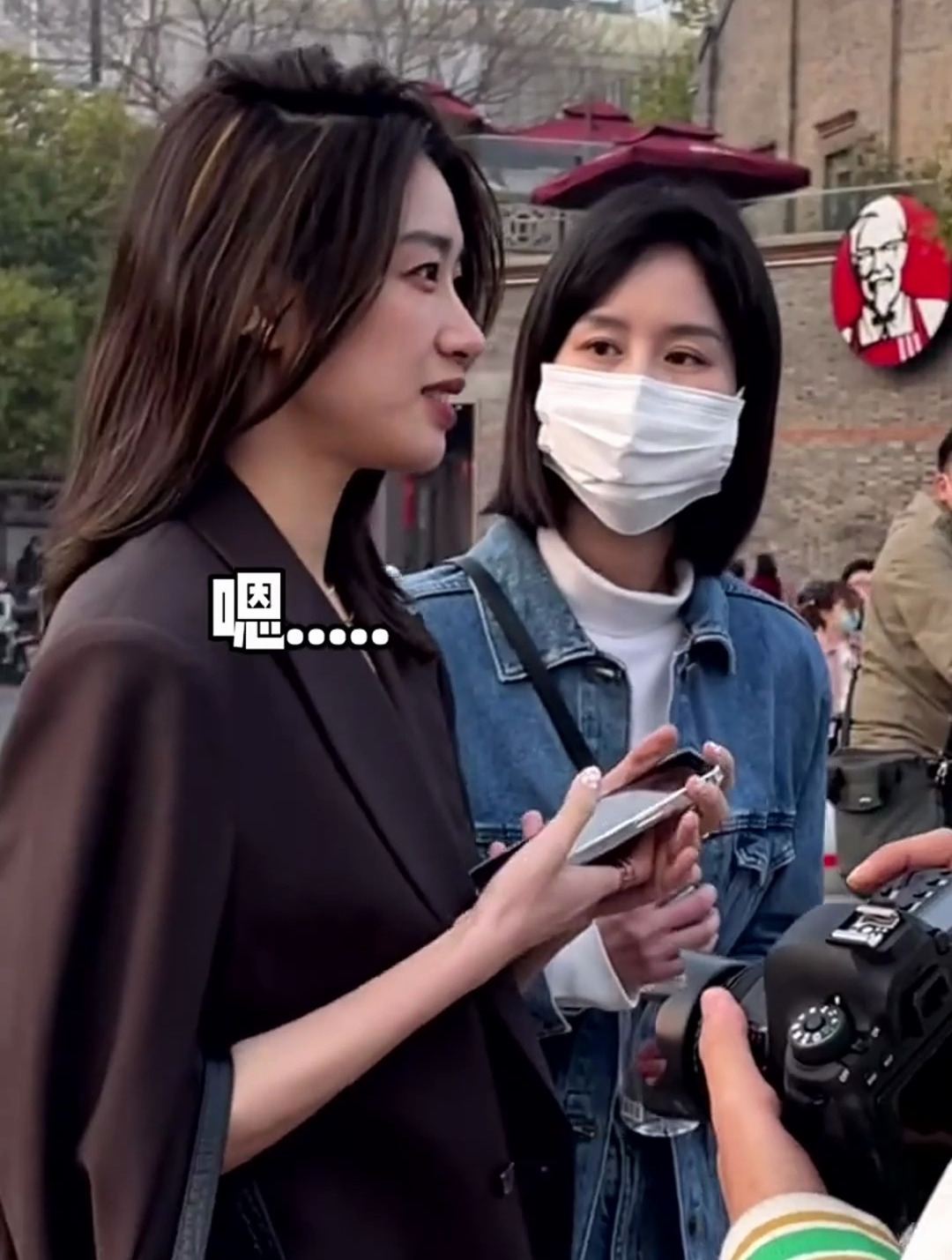 街头上不停地对美女彩虹屁想给她拍照