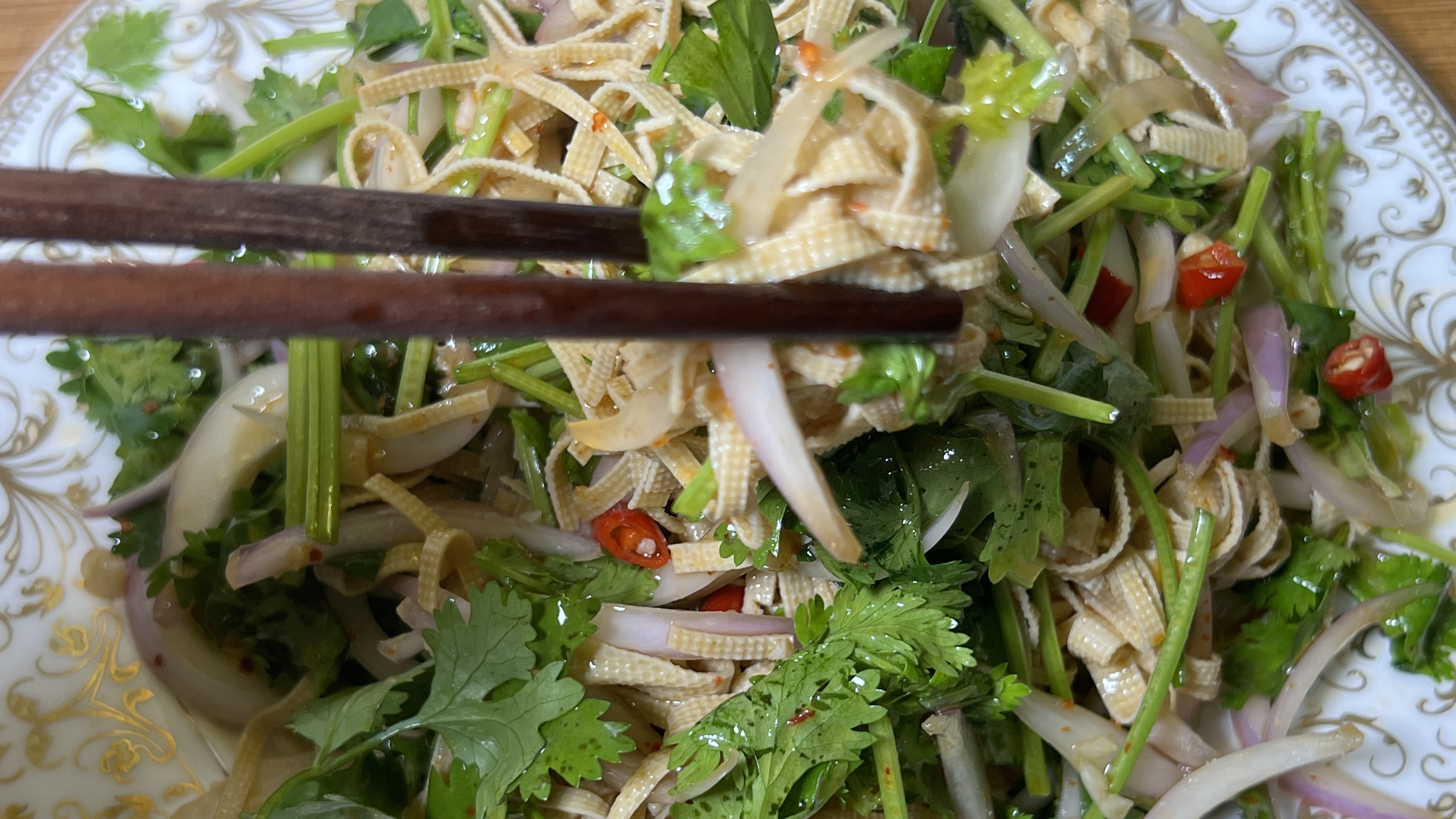 两张豆腐皮，半个洋葱，简单拌一拌，爽口又开胃，下酒佐餐都可以