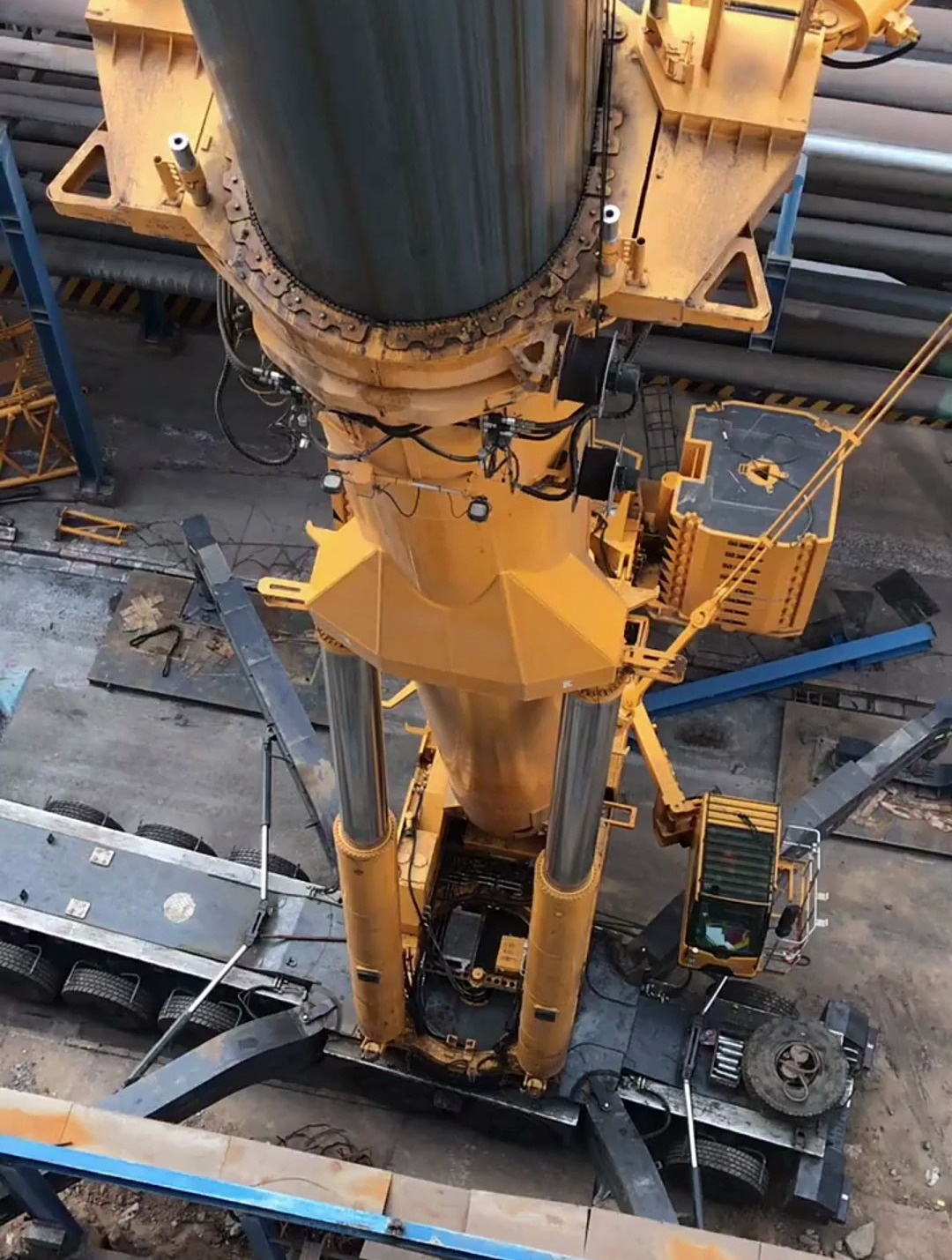 徐工1600吨吊车施工,和旁边小吊,对比也太明显了-度小视