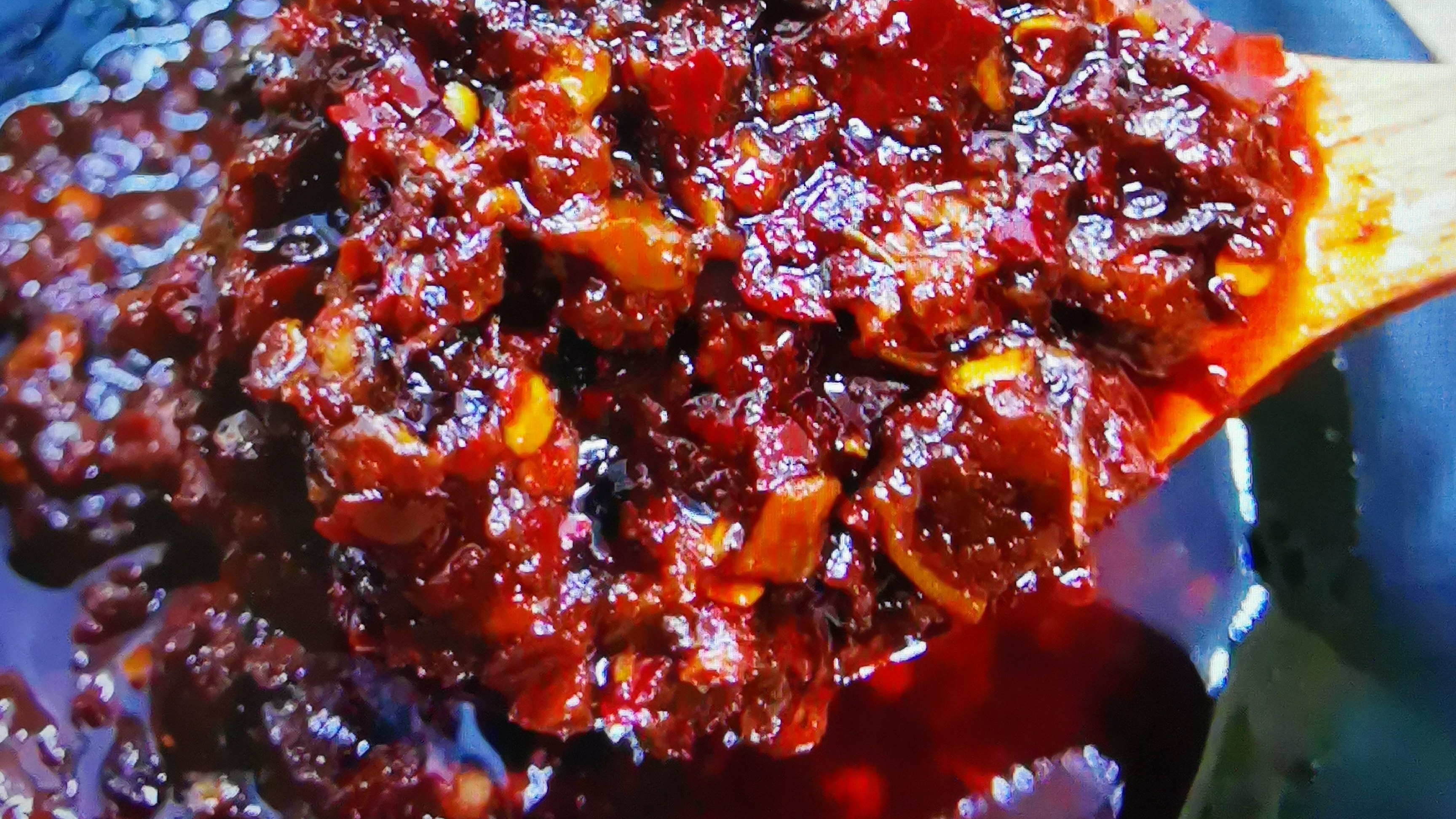 自制大块牛肉香辣酱商用版技术配方教程,包括牛肉酱熬制流程
