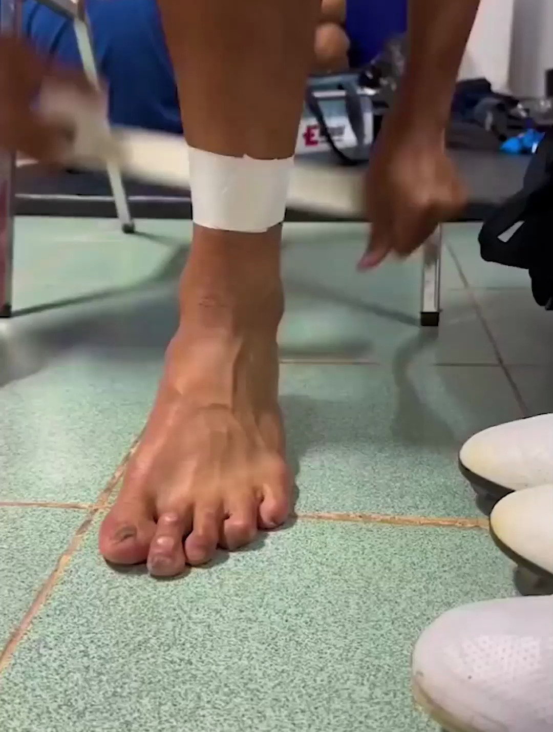 足球运动员的脚为什么缠上绷带