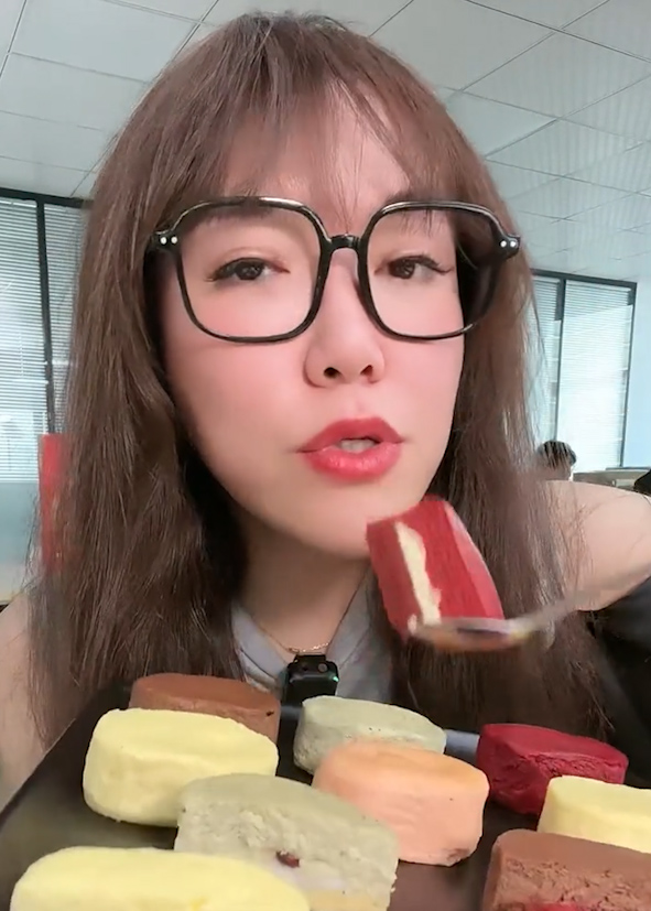 坐拥3500万粉的吃播网红浪胃仙与前老板闹翻,过河拆桥还是有情有义?