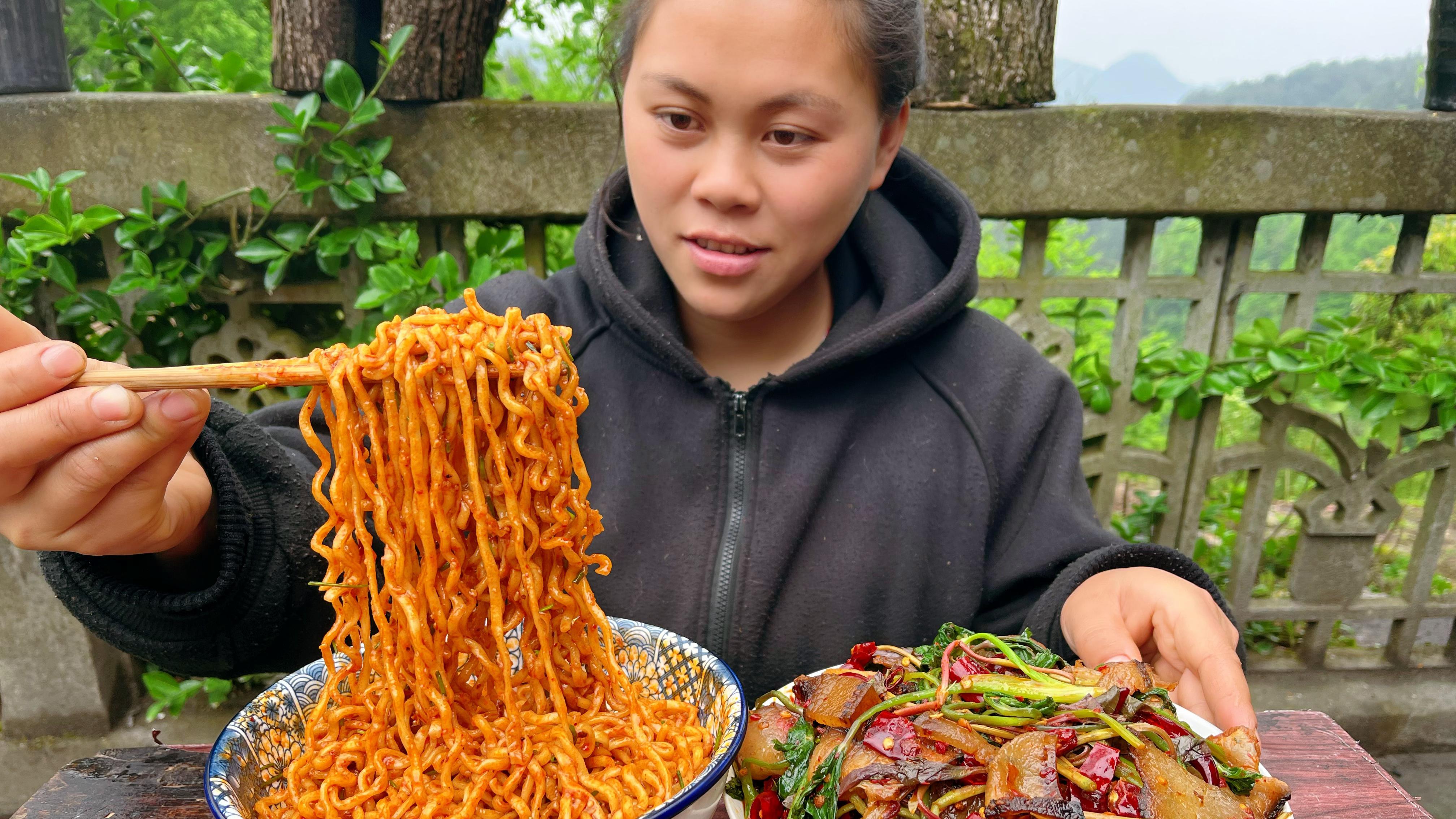 扯了些折耳根和鸭脚板,拿块肥腊肉一起炒,配上火鸡面吃着很过瘾