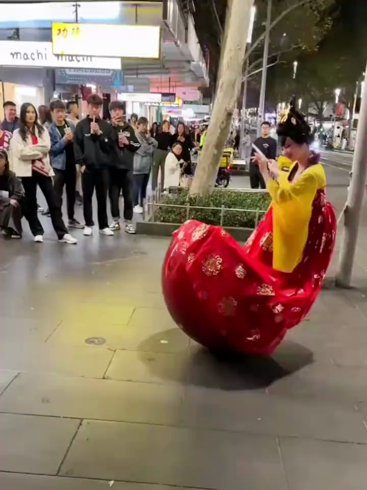 外国街头偶遇 大唐不倒翁 震惊全场 太美了