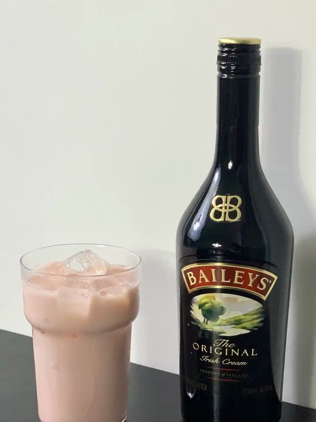 伏特加20ml 百利甜30ml 纯牛奶100ml 红石榴糖浆10ml