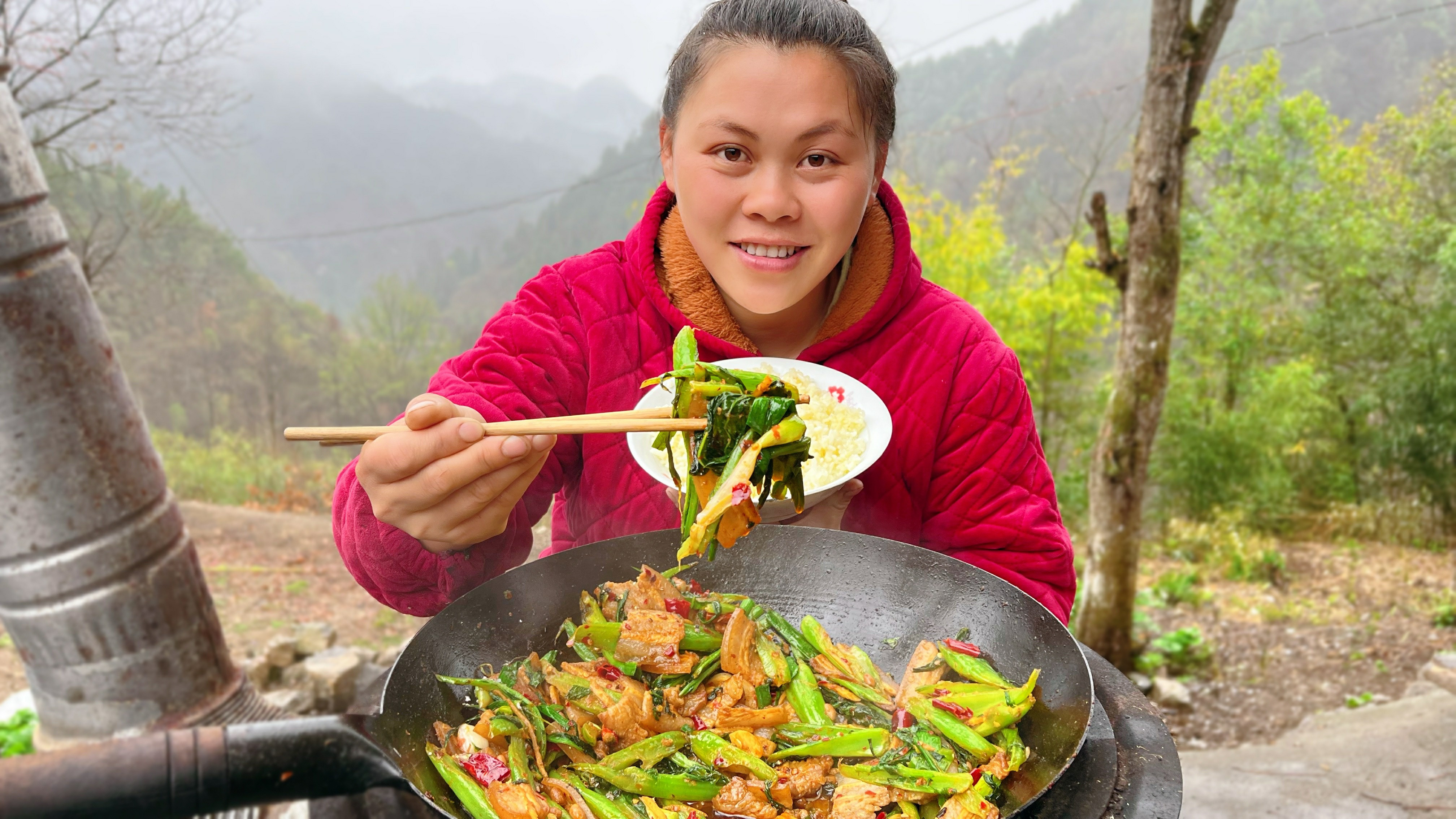 今天摘了些芥菜,配上豆豉和肉一起炒,加把蒜苗一人一锅吃到饱