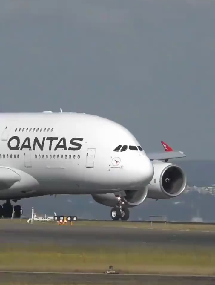 澳航a380起飞抬轮瞬间,飞机离地爬升时大翼还有涡流气流,漂亮