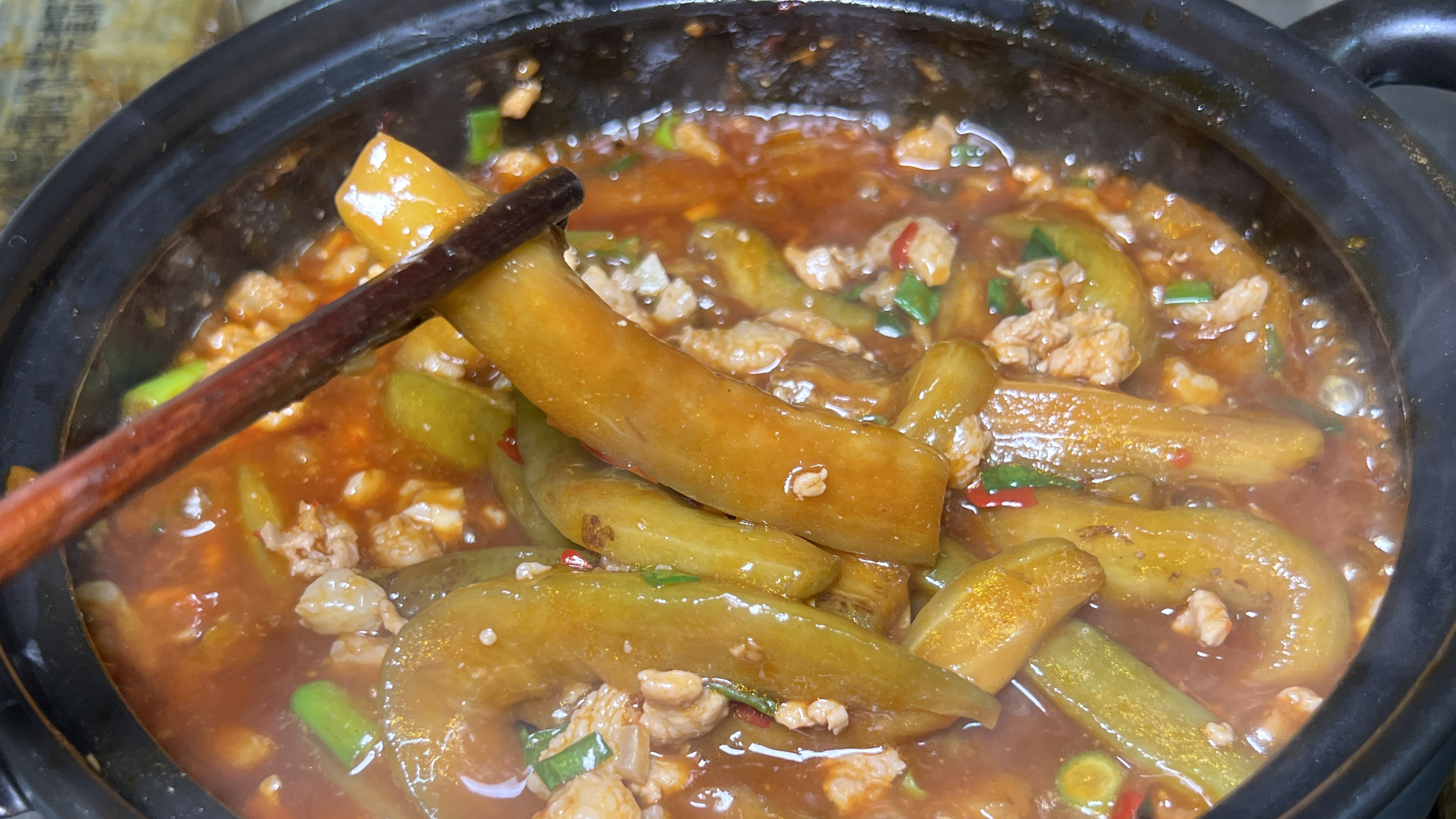 在家做肉末茄子,不用过油这样做,茄子软糯可口,汤汁还能泡米饭