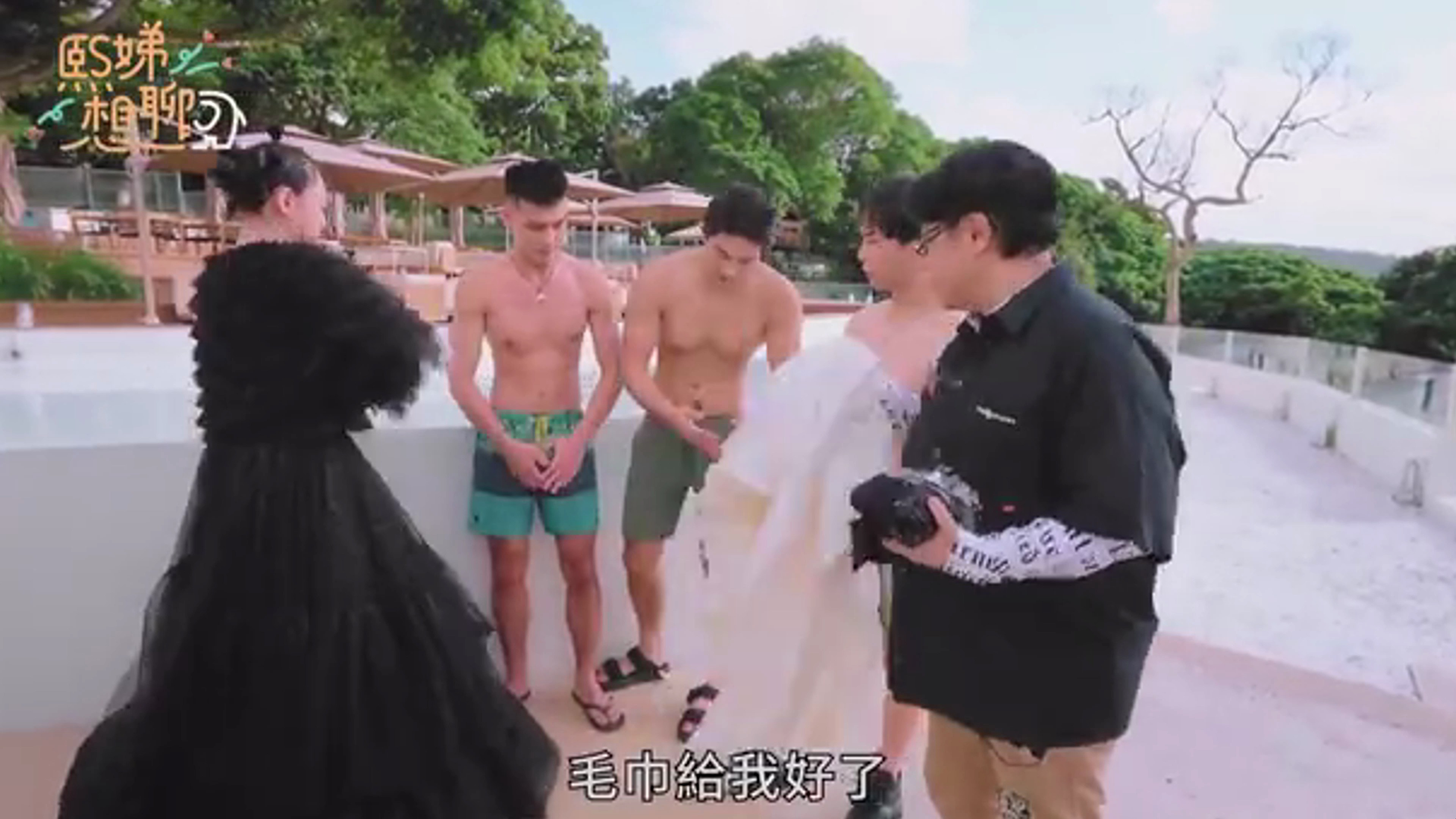 小S扮摄影助理,给肌肉帅哥抹油,还帮助拍写真