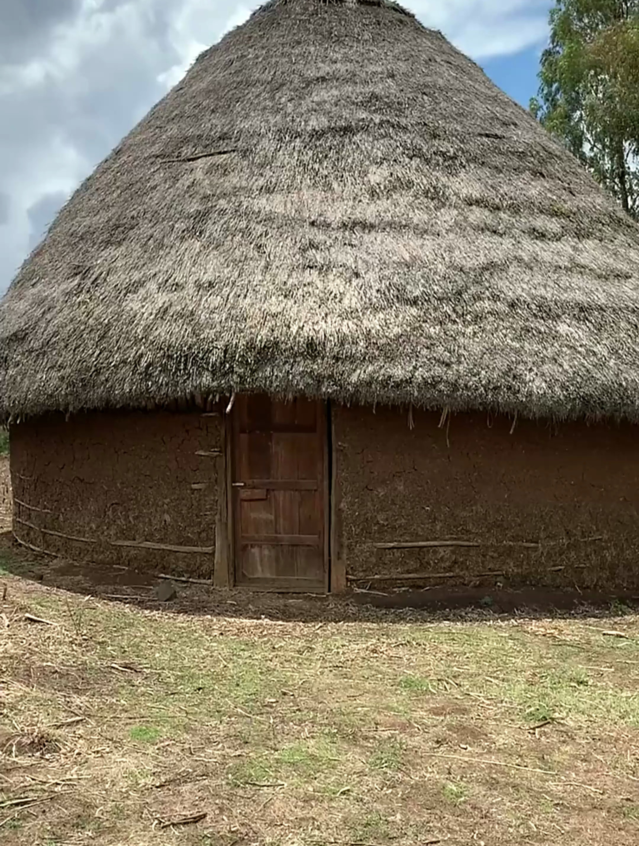 近距离拍摄非洲农村的房子,眼前这一幕,庆幸自己生在中国!