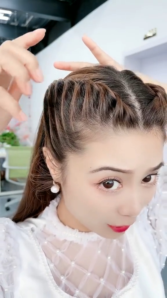 侧编发麻花辫 彰显优雅气质