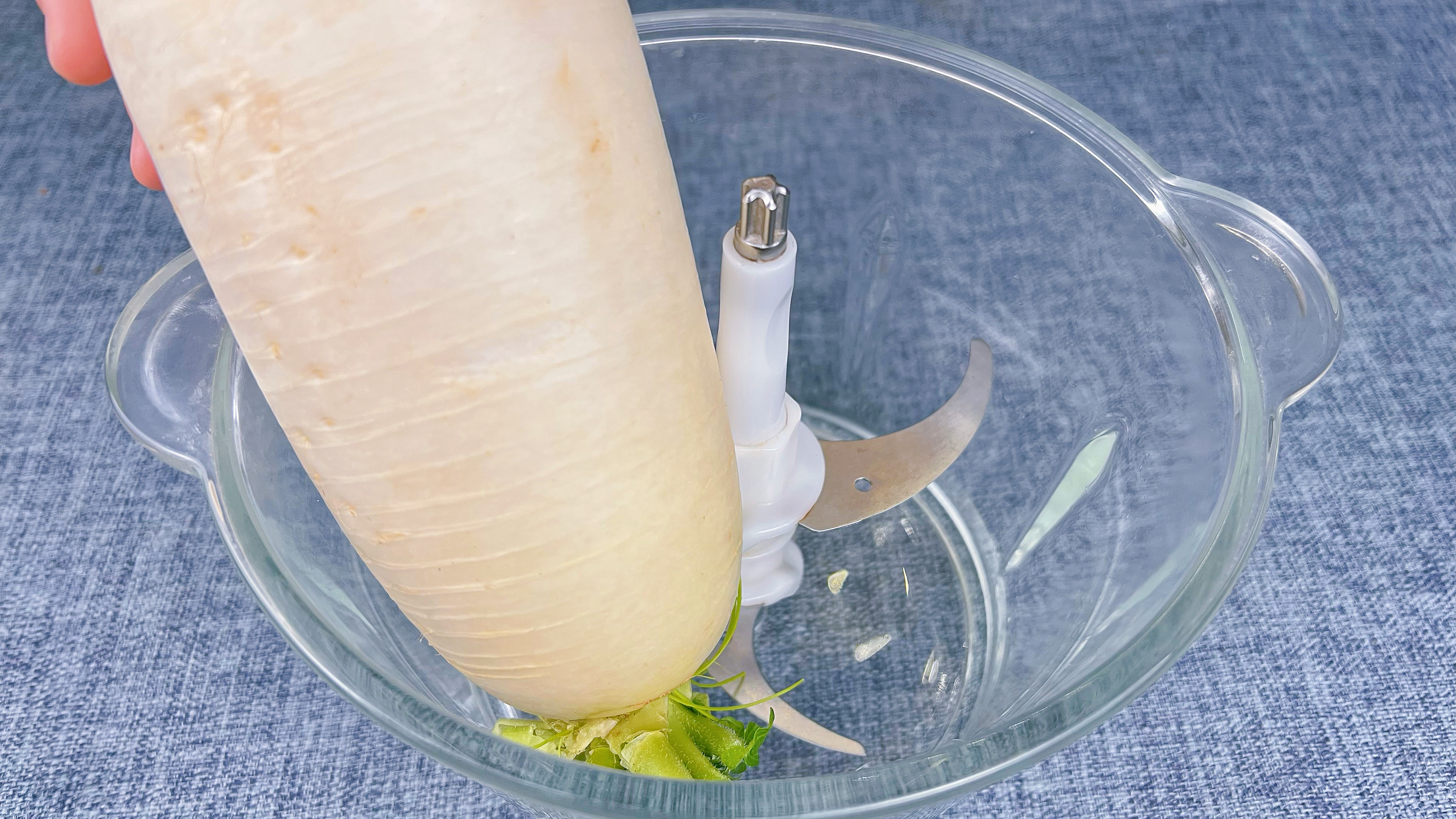 把萝卜扔进绞肉机中,瞬间变美食,90岁奶奶经常这样吃,身体棒棒