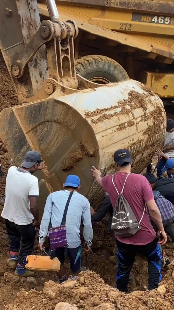 缅甸矿区记录,翡翠原石随处可见,小哥带你感受矿工的艰辛!