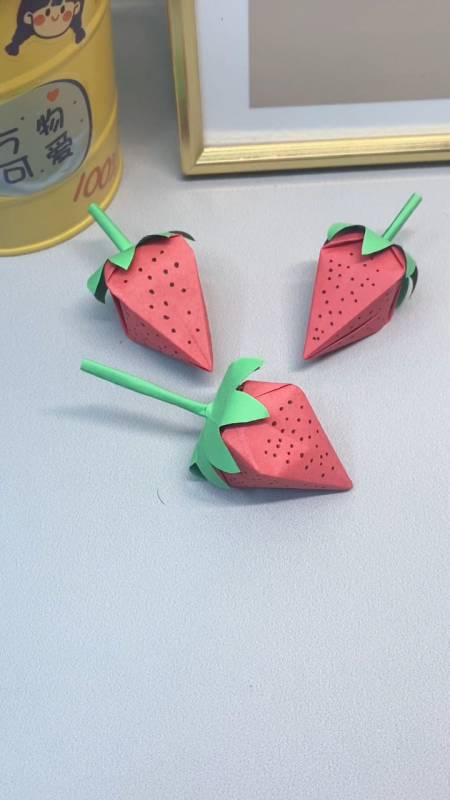 通过简单的折纸就能做出一个草莓,小孩子的手工作品-度小视