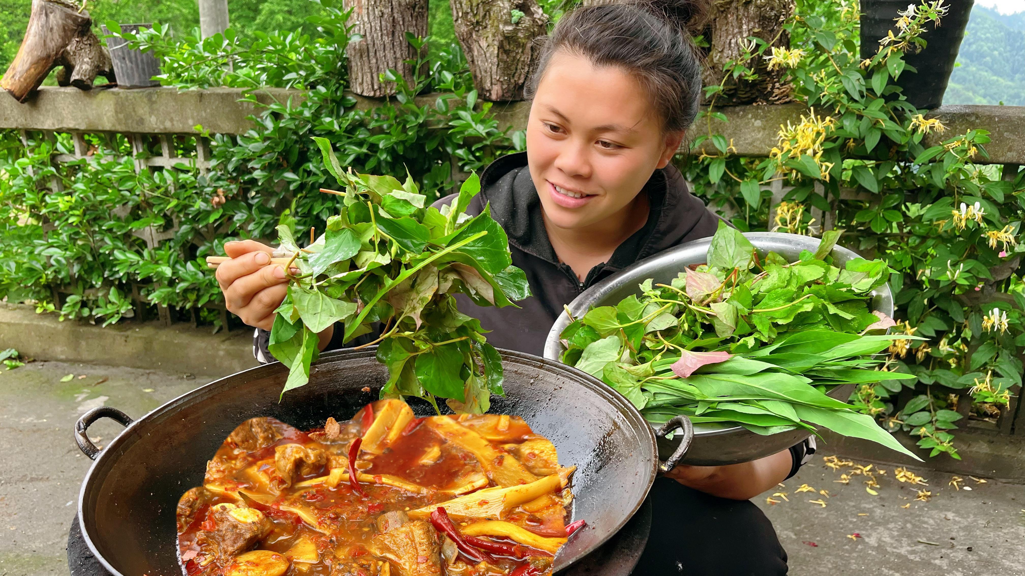 今天摘了各种野菜，再做个爆辣排骨火锅，欧妹一人把野菜吃到饱
