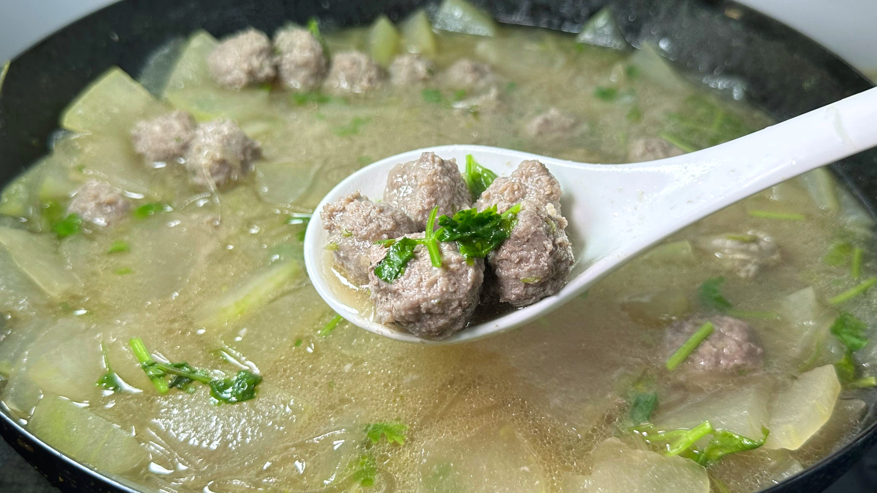 冬瓜羊肉丸子汤好喝有诀窍，教你饭店不外传秘诀，鲜嫩多汁还不膻