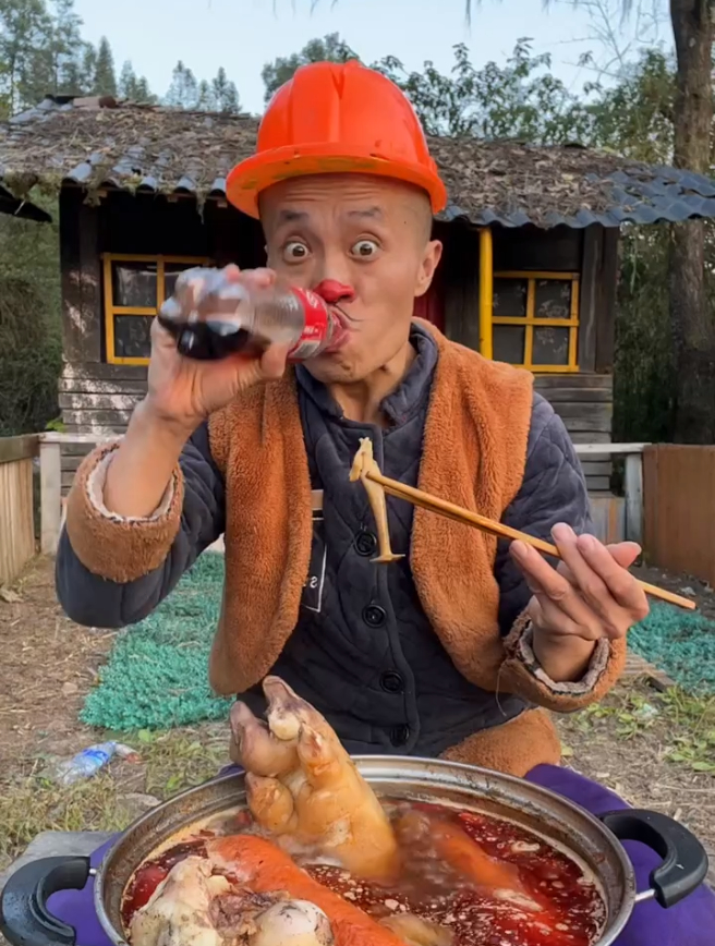 光头强下班后,来吃大餐,看着就好吃-度小视