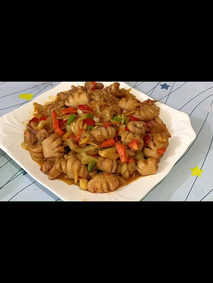 这种花肠吃过的人有多少,随便乱炒都很脆爽,配上一杯小酒爽歪歪