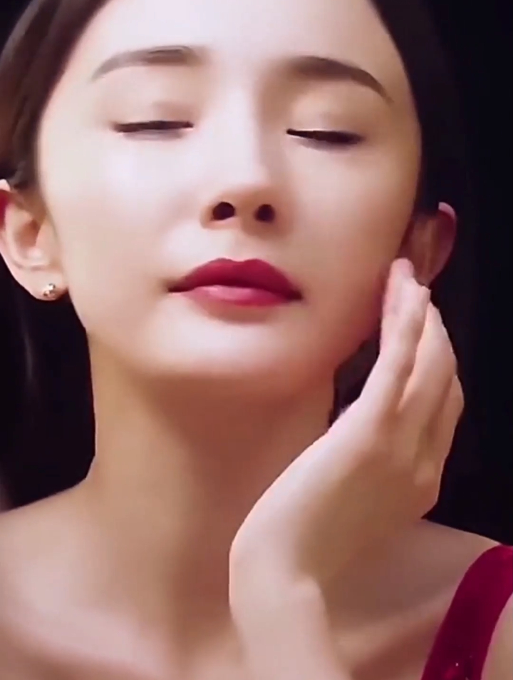 杨幂远山眉黛长,细柳腰肢袅-度小视