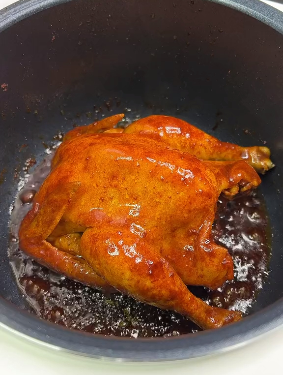 今天给我几个孩子做一只电饭煲焖鸡,不加一滴水,做出来鲜嫩多汁-度小