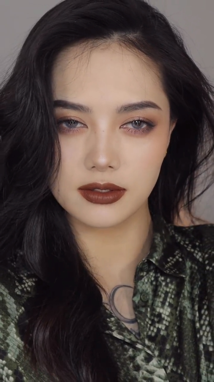 欧美挑眉,冷艳又具有攻击性