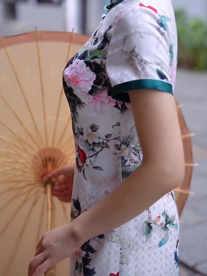 穿旗袍打油纸伞的女子最美,她有一个好听的名字叫女郎