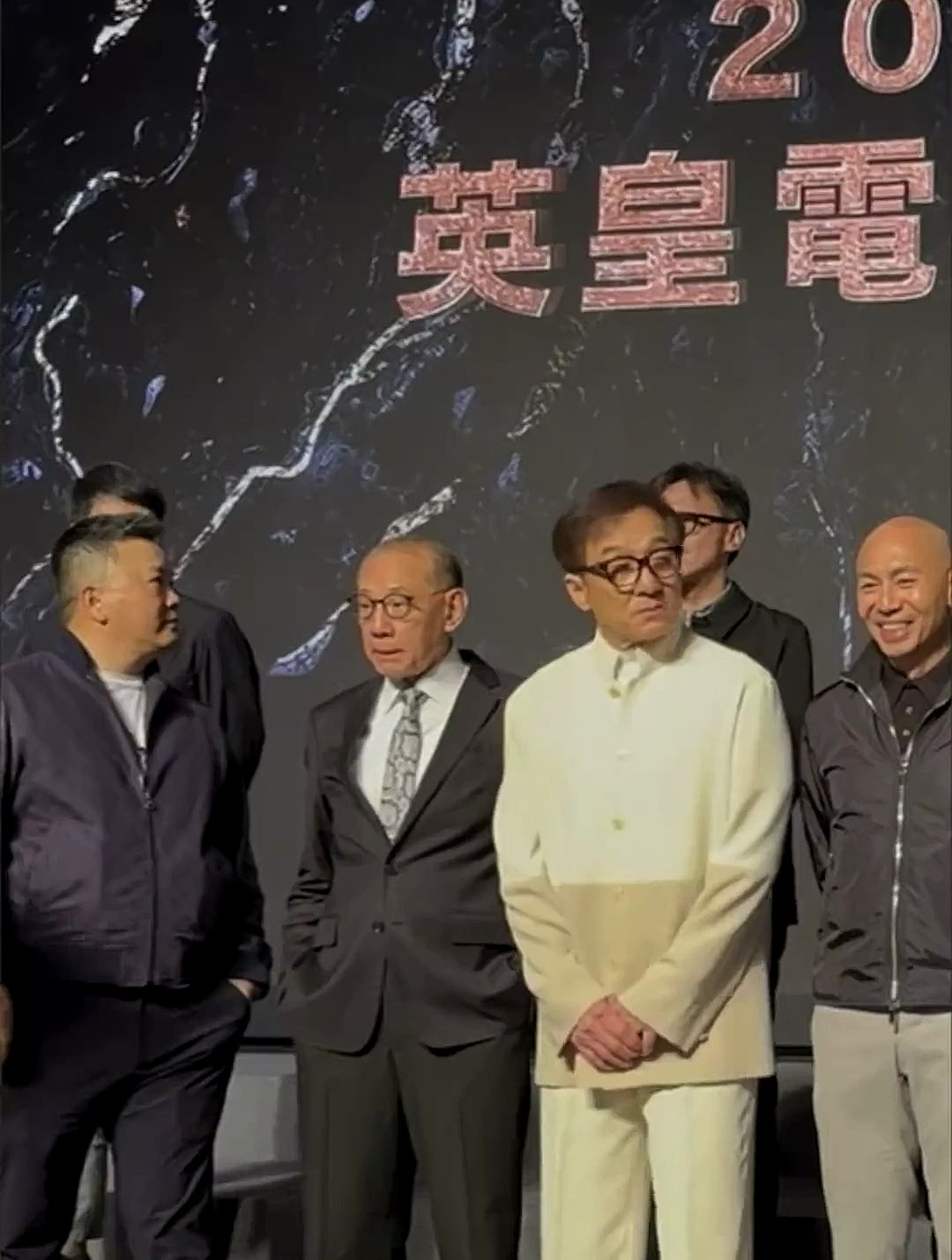 刘德华,成龙 活动同台,刘德华低调的站在拐角,像个小学生似的-度小视