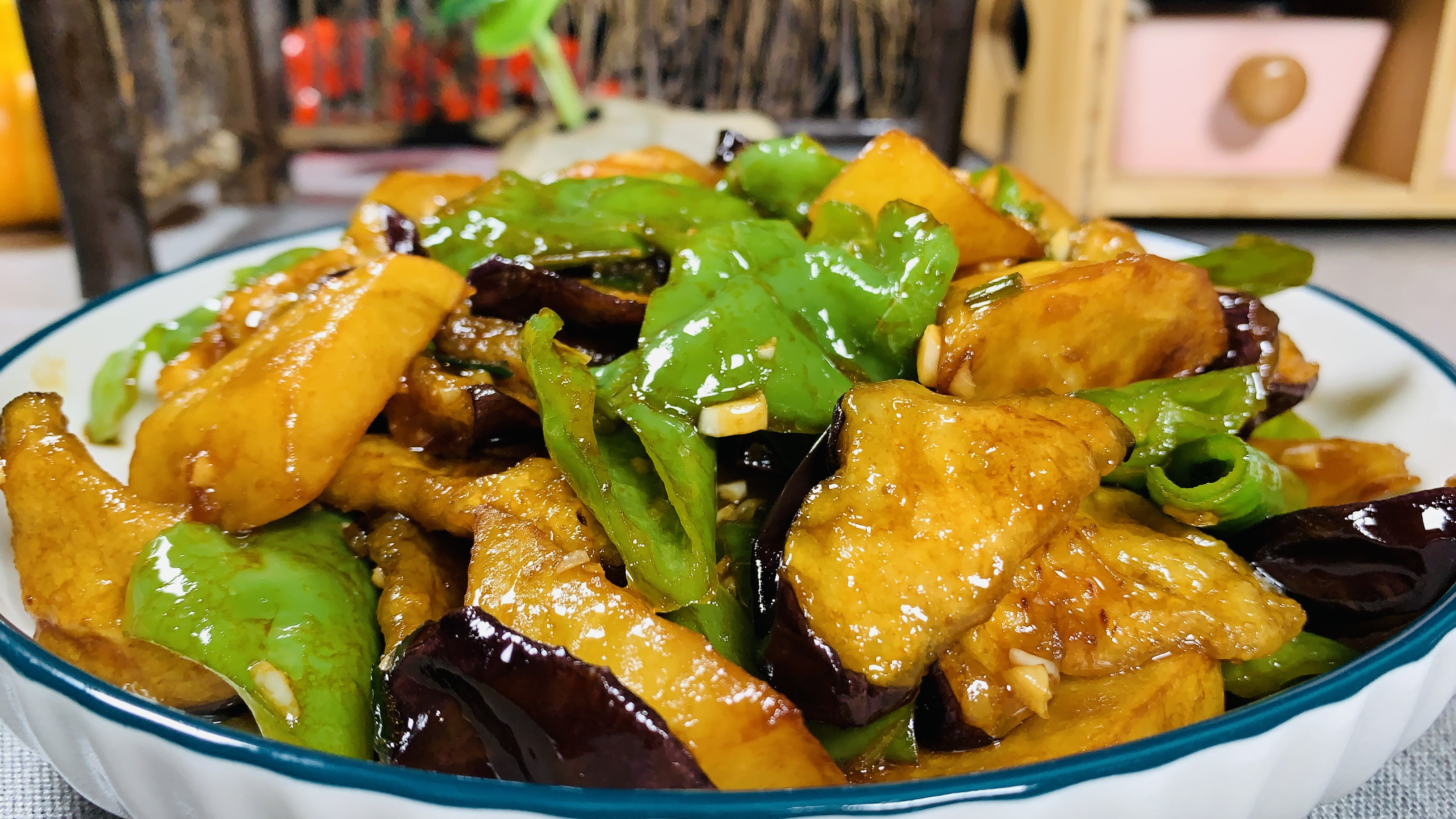饭店里的地三鲜怎么做才好吃?大厨教你做法,调好料汁是关键