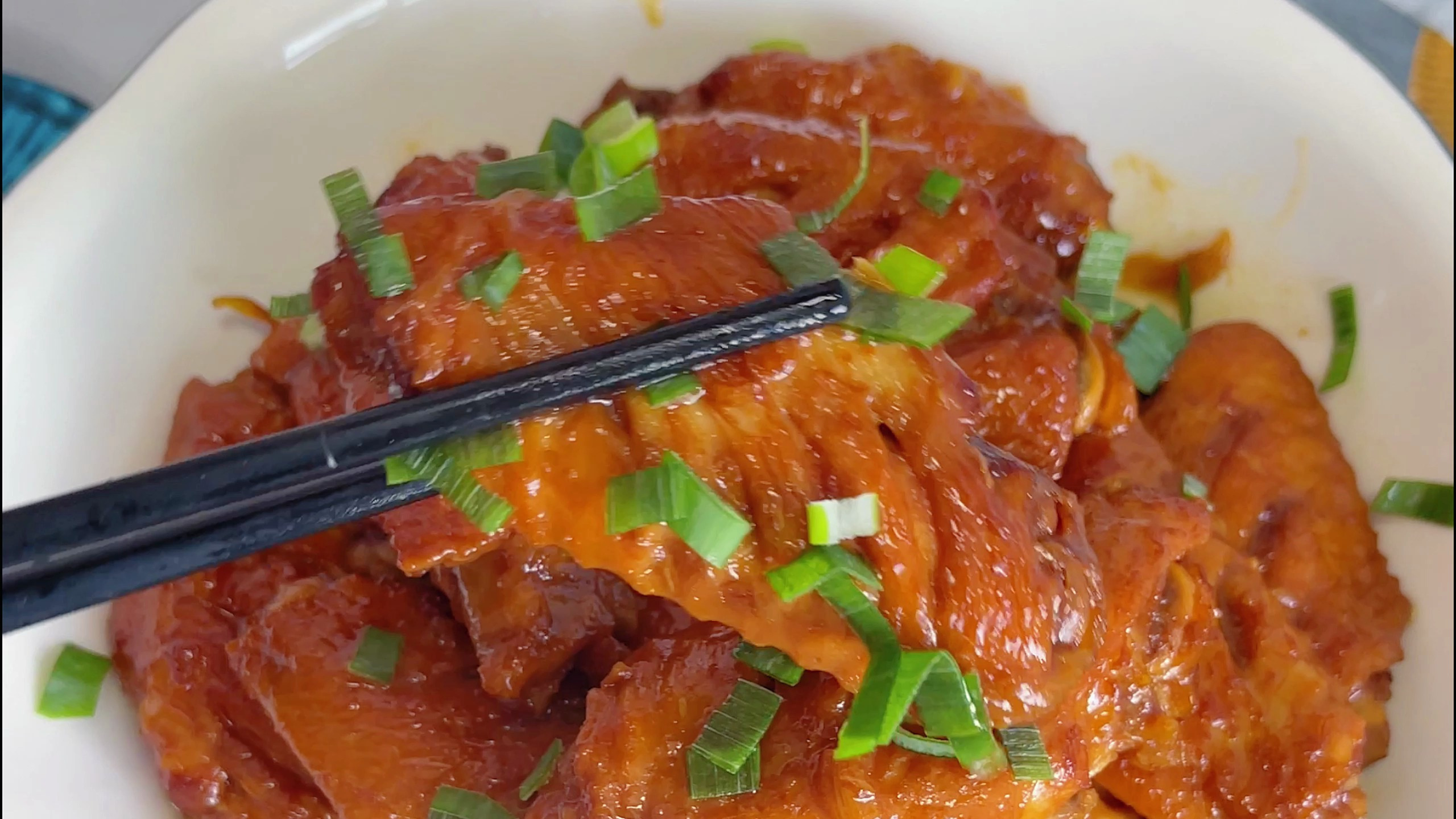 红烧鸡翅最好吃的做法，鲜嫩好吃，软烂脱骨还入味，好吃到舔手指