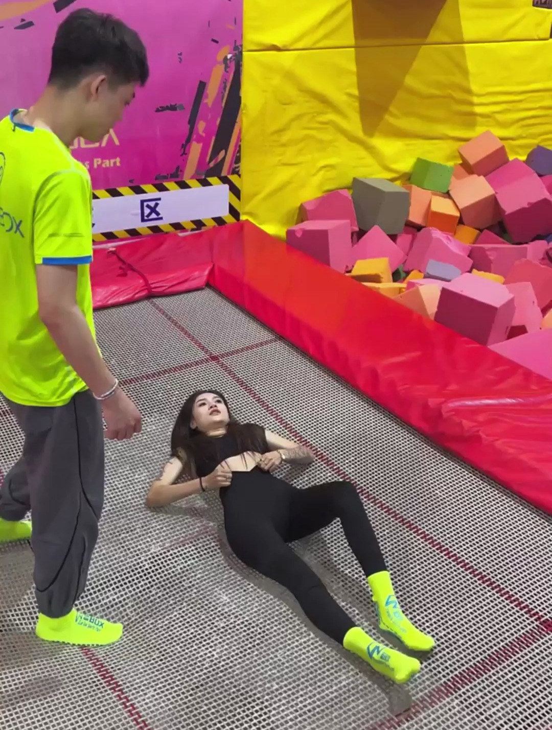 美女穿短裤玩蹦床,弹起来的那一刻,就没想过会尴尬吗?-度小视